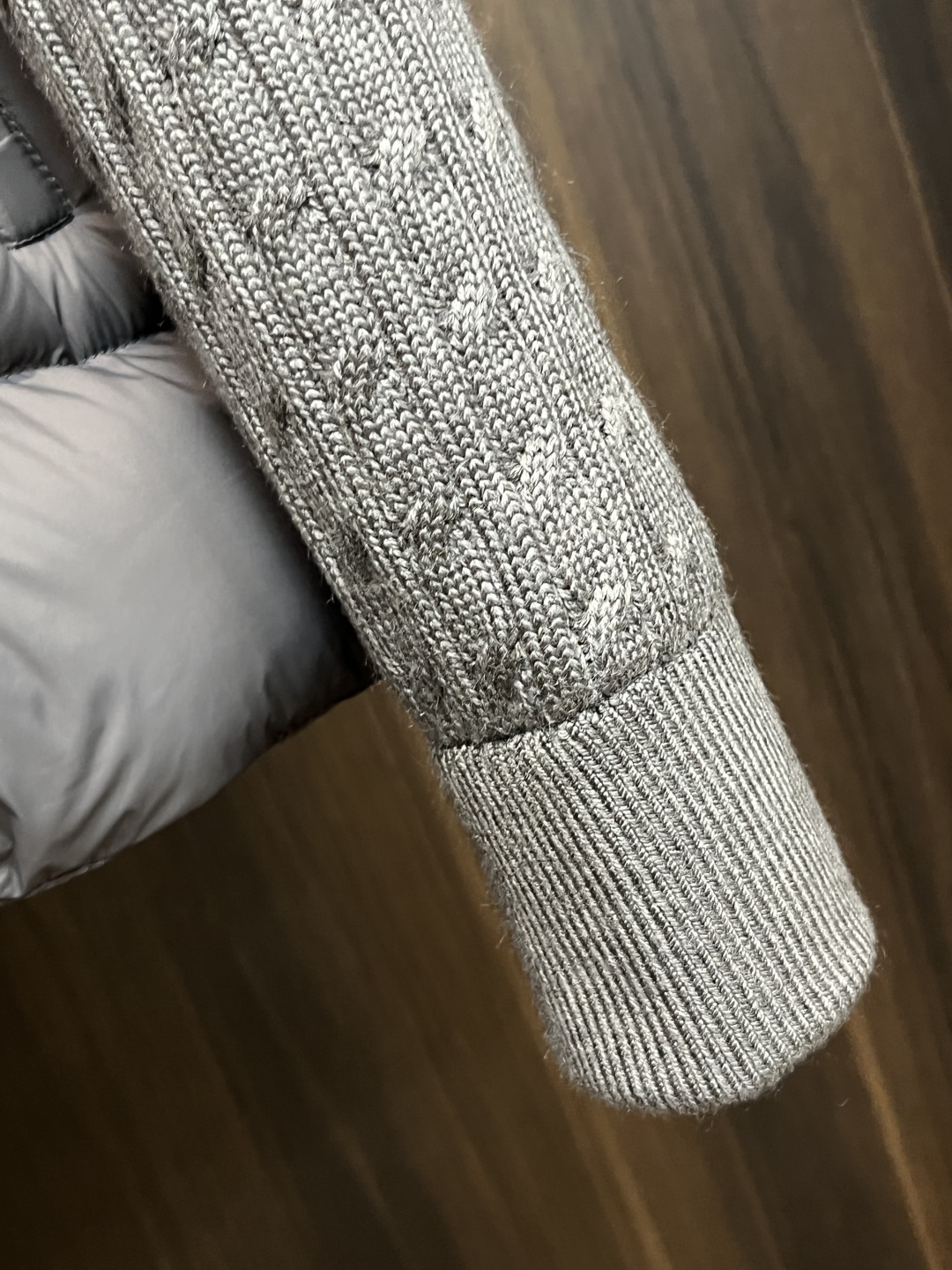 主推羽绒🌹P290 Moncler 2025最新款时尚设计师款羽绒外套🍄蒙口立领羽绒服，经典羊毛针织袖拼接款羽绒服，袖子上臂两道杠设计爆款羽绒服，90#白鸭绒填充，处处细节显工艺足够的高级   结构性剪裁的设计改变来展现男士多样的形象变化，修身利落、剪裁合体，满足时下正流行的多层次穿搭，生活百搭款式 
颜色：黑色 蓝色 灰色
码数：L-4XL
H2025新款首发