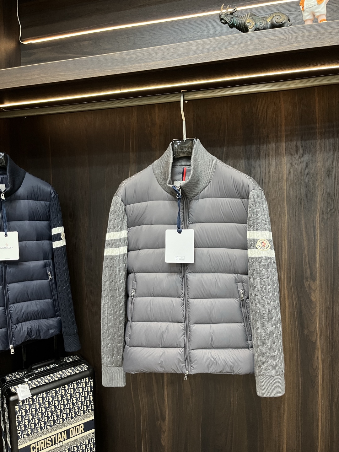 主推羽绒🌹P290 Moncler 2025最新款时尚设计师款羽绒外套🍄蒙口立领羽绒服，经典羊毛针织袖拼接款羽绒服，袖子上臂两道杠设计爆款羽绒服，90#白鸭绒填充，处处细节显工艺足够的高级   结构性剪裁的设计改变来展现男士多样的形象变化，修身利落、剪裁合体，满足时下正流行的多层次穿搭，生活百搭款式 
颜色：黑色 蓝色 灰色
码数：L-4XL
H2025新款首发