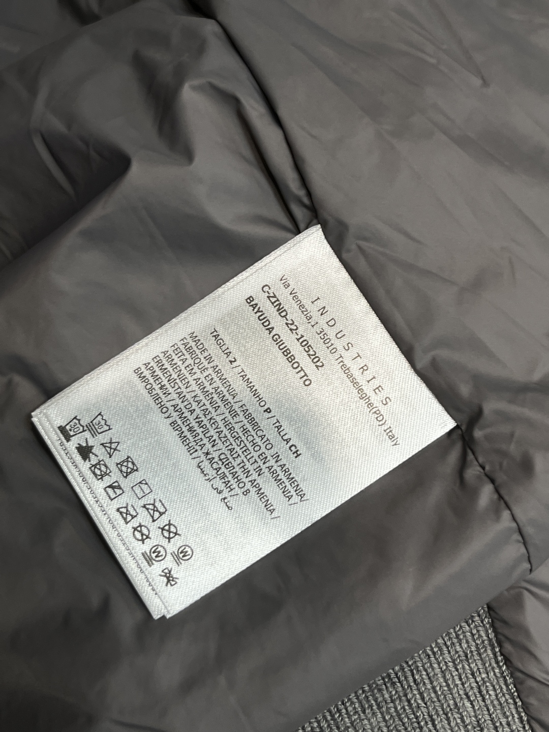 主推羽绒🌹P290 Moncler 2025最新款时尚设计师款羽绒外套🍄蒙口立领羽绒服，经典羊毛针织袖拼接款羽绒服，袖子上臂两道杠设计爆款羽绒服，90#白鸭绒填充，处处细节显工艺足够的高级   结构性剪裁的设计改变来展现男士多样的形象变化，修身利落、剪裁合体，满足时下正流行的多层次穿搭，生活百搭款式 
颜色：黑色 蓝色 灰色
码数：L-4XL
H2025新款首发