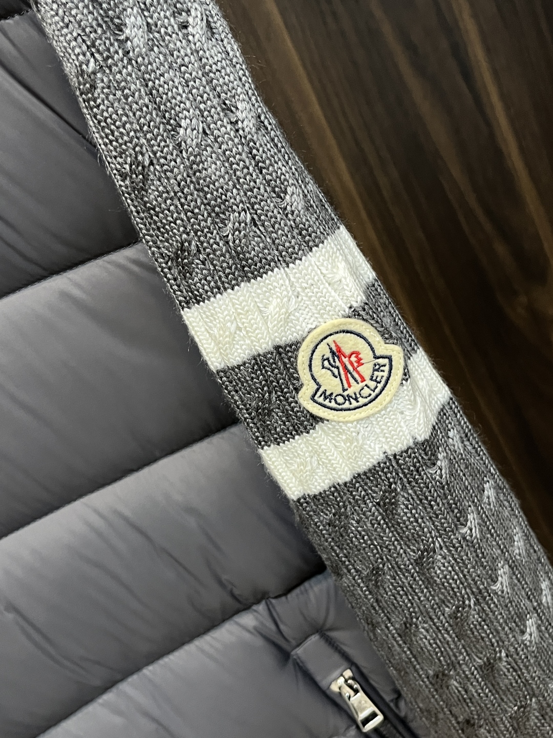 主推羽绒🌹P290 Moncler 2025最新款时尚设计师款羽绒外套🍄蒙口立领羽绒服，经典羊毛针织袖拼接款羽绒服，袖子上臂两道杠设计爆款羽绒服，90#白鸭绒填充，处处细节显工艺足够的高级   结构性剪裁的设计改变来展现男士多样的形象变化，修身利落、剪裁合体，满足时下正流行的多层次穿搭，生活百搭款式 
颜色：黑色 蓝色 灰色
码数：L-4XL
H2025新款首发