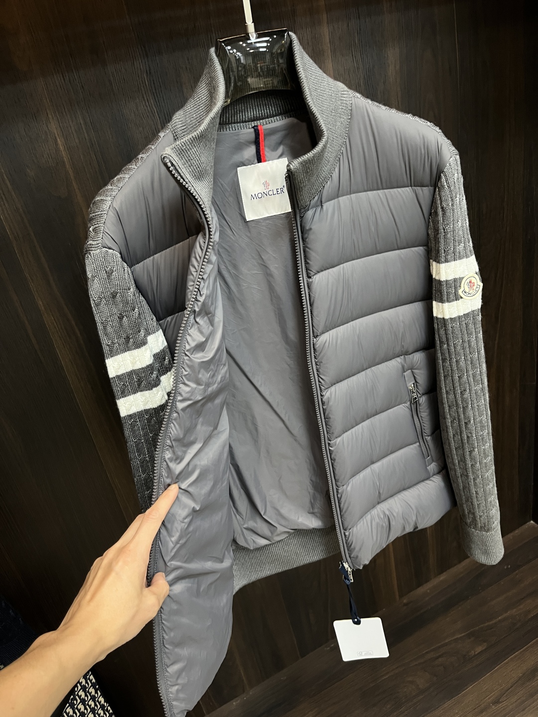 主推羽绒🌹P290 Moncler 2025最新款时尚设计师款羽绒外套🍄蒙口立领羽绒服，经典羊毛针织袖拼接款羽绒服，袖子上臂两道杠设计爆款羽绒服，90#白鸭绒填充，处处细节显工艺足够的高级   结构性剪裁的设计改变来展现男士多样的形象变化，修身利落、剪裁合体，满足时下正流行的多层次穿搭，生活百搭款式 
颜色：黑色 蓝色 灰色
码数：L-4XL
H2025新款首发