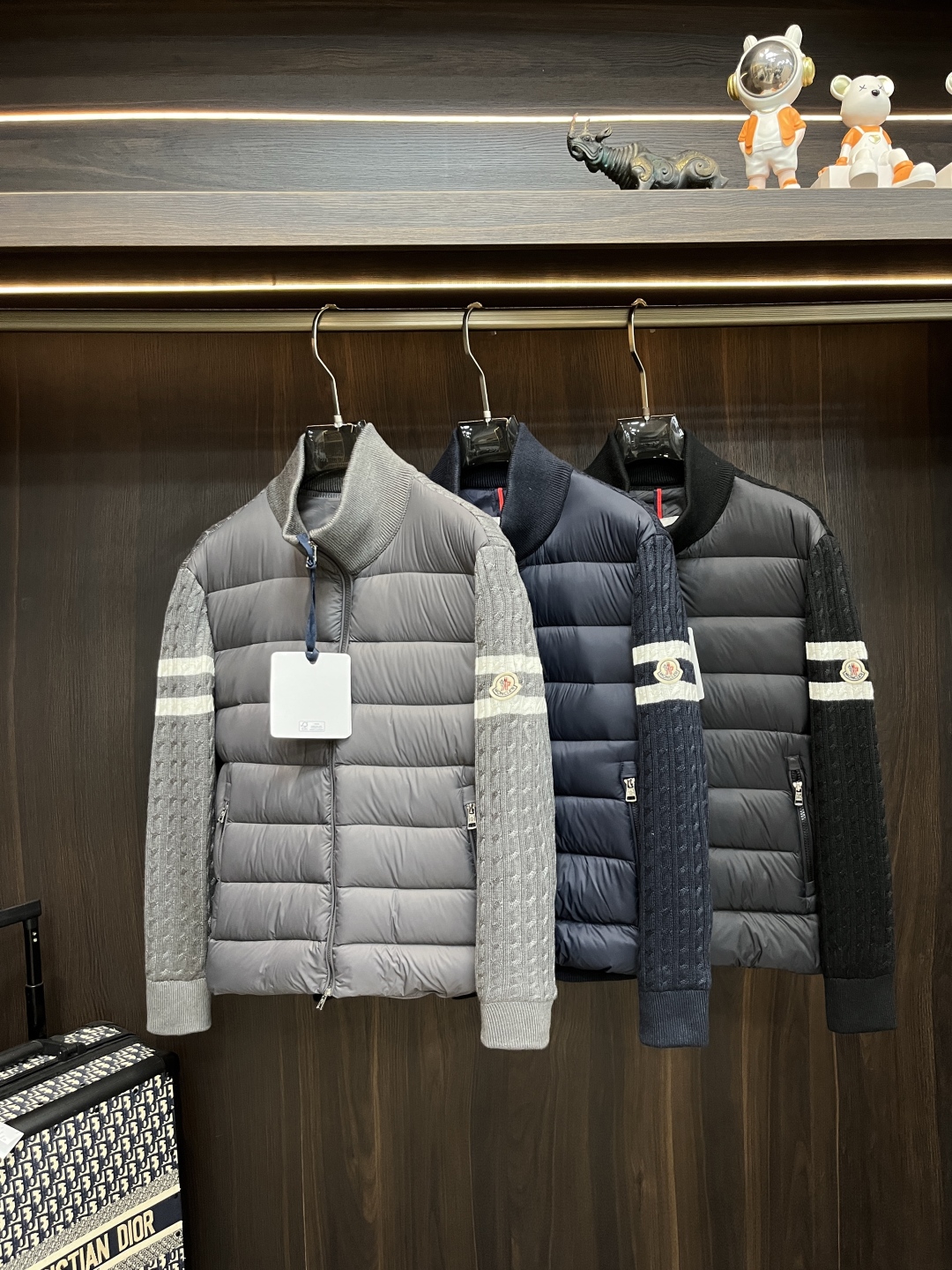 主推羽绒🌹P290 Moncler 2025最新款时尚设计师款羽绒外套🍄蒙口立领羽绒服，经典羊毛针织袖拼接款羽绒服，袖子上臂两道杠设计爆款羽绒服，90#白鸭绒填充，处处细节显工艺足够的高级   结构性剪裁的设计改变来展现男士多样的形象变化，修身利落、剪裁合体，满足时下正流行的多层次穿搭，生活百搭款式 
颜色：黑色 蓝色 灰色
码数：L-4XL
H2025新款首发