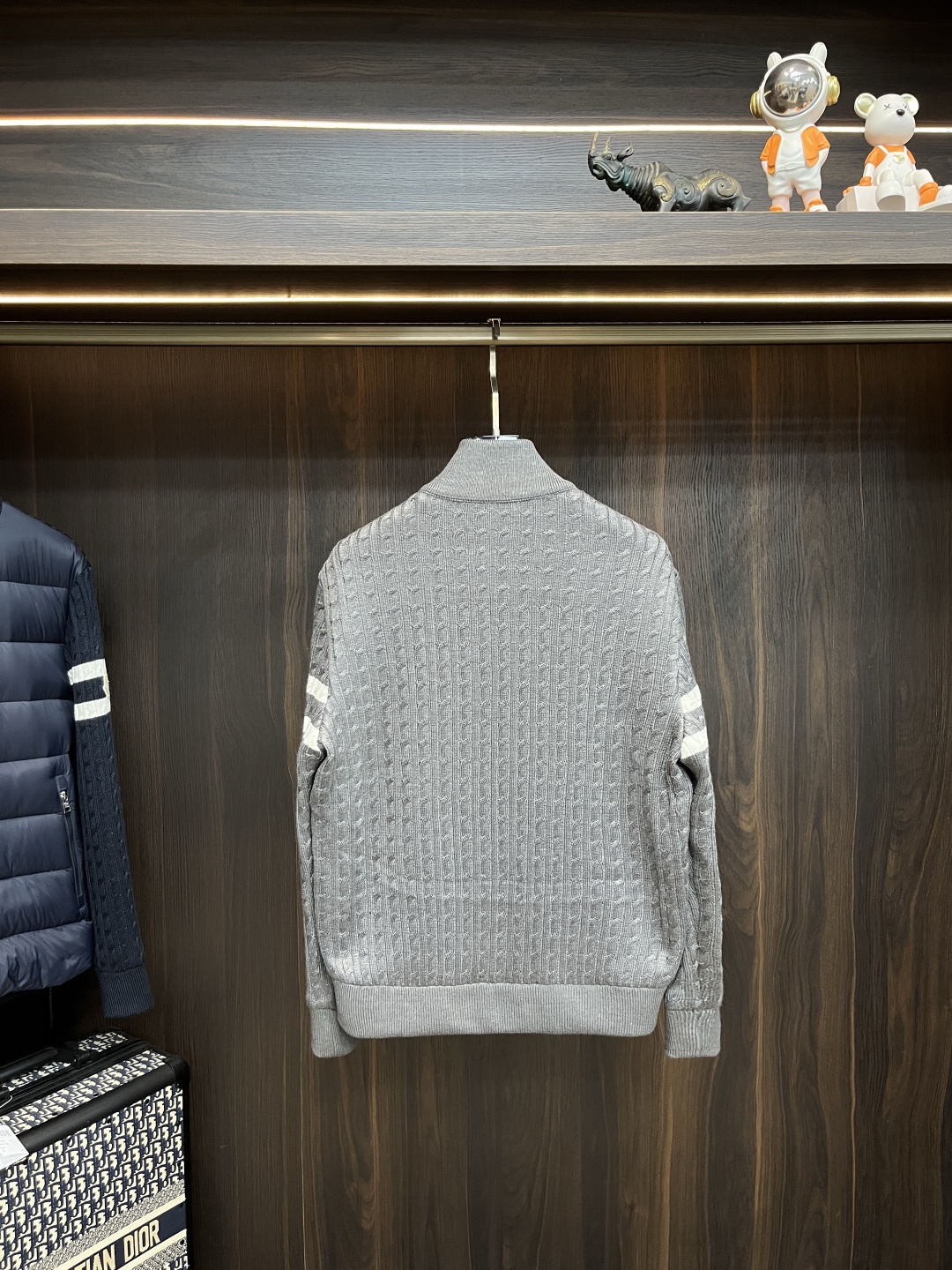 主推羽绒🌹P290 Moncler 2025最新款时尚设计师款羽绒外套🍄蒙口立领羽绒服，经典羊毛针织袖拼接款羽绒服，袖子上臂两道杠设计爆款羽绒服，90#白鸭绒填充，处处细节显工艺足够的高级   结构性剪裁的设计改变来展现男士多样的形象变化，修身利落、剪裁合体，满足时下正流行的多层次穿搭，生活百搭款式 
颜色：黑色 蓝色 灰色
码数：L-4XL
H2025新款首发