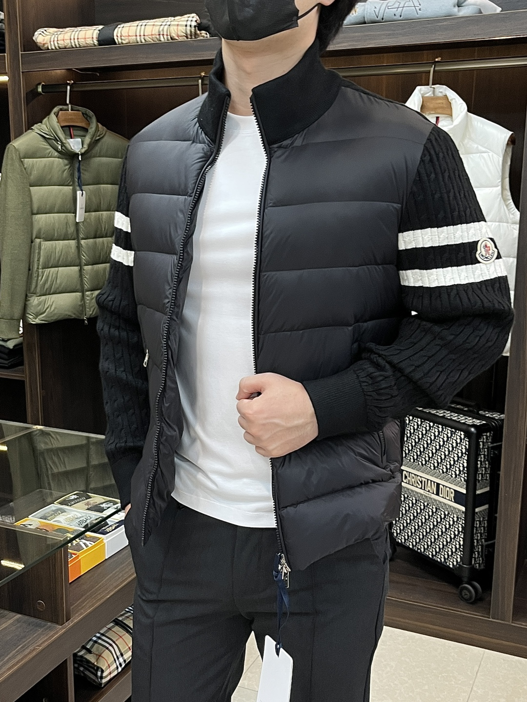 NO:521022,The latest fashion designer down jacket, the down jacket, the classic wool knitted sleeve splicing down jacket, the top two bars of the sleeves, the 90# white duck down filling, the details show the high-level structural tailoring design changes to show the diverse image changes of men, slim and neat, tailoring, meet the popular multi-layered outfits nowadays, the versatile style of life, the color black blue gray, the number of 12345 H new model is released, Moncler, jackets & coats, down jacket, alexander wang19860909主推羽绒 Moncler 最新款时尚设计师款羽绒外套蒙口立领羽绒服,经典羊毛针织袖拼接款羽绒服,袖子上臂两道杠设计爆款羽绒服,90#白鸭绒填充,处处细节显工艺足够的高级结构性剪裁的设计改变来展现男士多样的形象变化,修身利落、剪裁合体,满足时下正流行的多层次穿搭,生活百搭款式 颜色黑色 蓝色 灰色 码数12345 H新款首发,,Moncler,jackets & coats,down jacket,alexander wang,Men's clothing