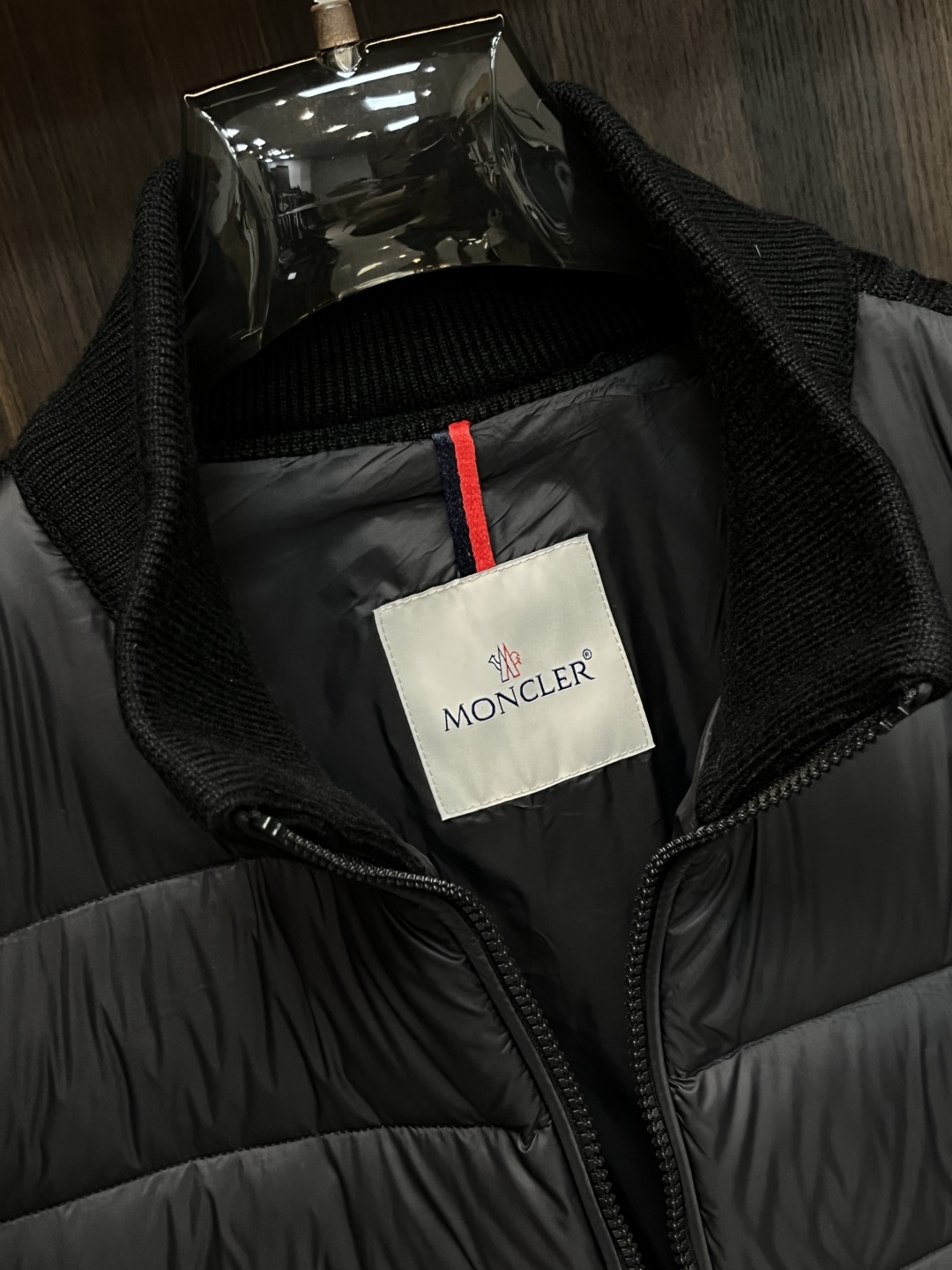 主推羽绒🌹P290 Moncler 2025最新款时尚设计师款羽绒外套🍄蒙口立领羽绒服，经典羊毛针织袖拼接款羽绒服，袖子上臂两道杠设计爆款羽绒服，90#白鸭绒填充，处处细节显工艺足够的高级   结构性剪裁的设计改变来展现男士多样的形象变化，修身利落、剪裁合体，满足时下正流行的多层次穿搭，生活百搭款式 
颜色：黑色  灰色
码数：L-4XL
H2025新款首发