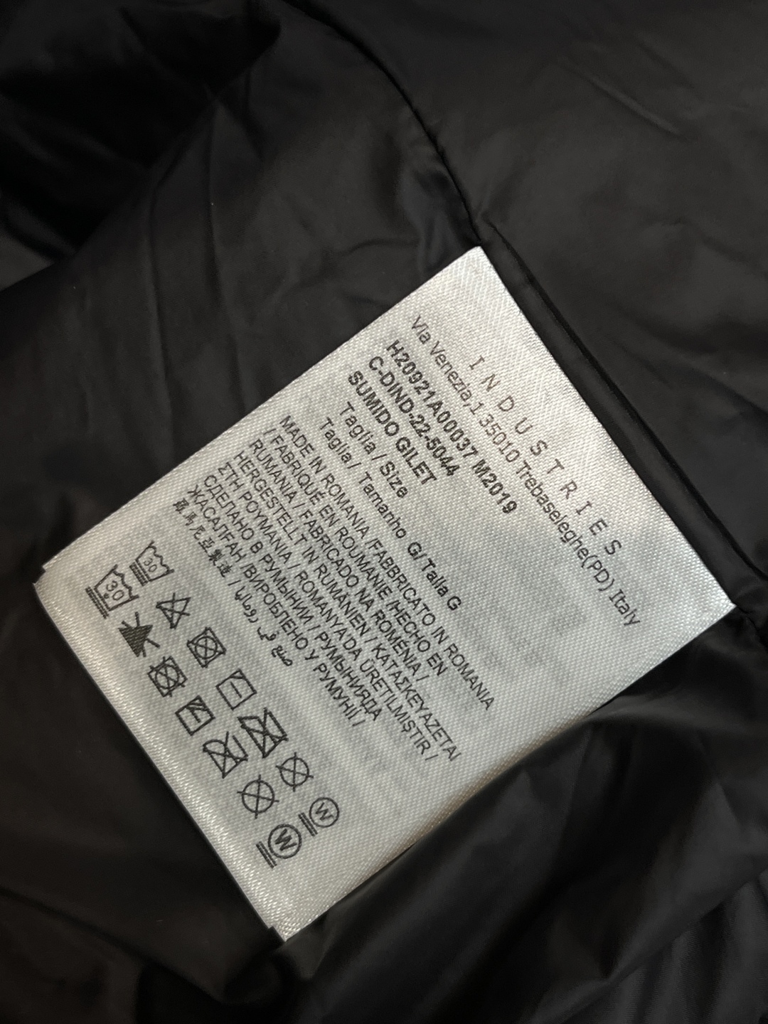 主推羽绒🌹P290 Moncler 2025最新款时尚设计师款羽绒外套🍄蒙口立领羽绒服，经典羊毛针织袖拼接款羽绒服，袖子上臂两道杠设计爆款羽绒服，90#白鸭绒填充，处处细节显工艺足够的高级   结构性剪裁的设计改变来展现男士多样的形象变化，修身利落、剪裁合体，满足时下正流行的多层次穿搭，生活百搭款式 
颜色：黑色  灰色
码数：L-4XL
H2025新款首发