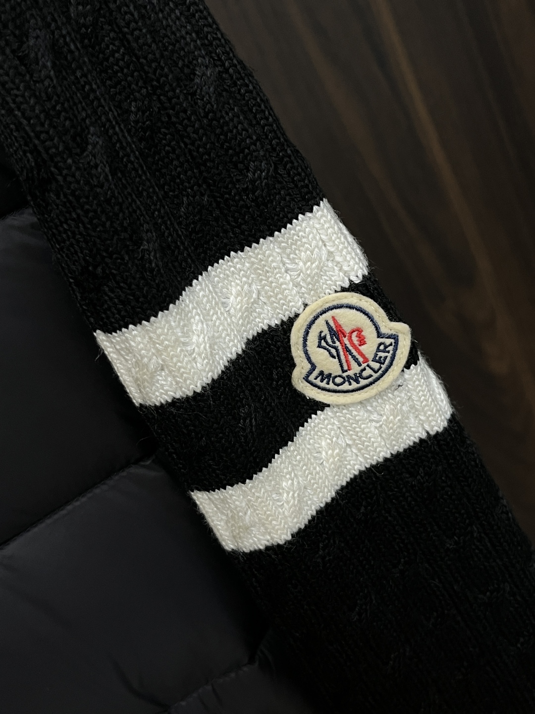 主推羽绒🌹P290 Moncler 2025最新款时尚设计师款羽绒外套🍄蒙口立领羽绒服，经典羊毛针织袖拼接款羽绒服，袖子上臂两道杠设计爆款羽绒服，90#白鸭绒填充，处处细节显工艺足够的高级   结构性剪裁的设计改变来展现男士多样的形象变化，修身利落、剪裁合体，满足时下正流行的多层次穿搭，生活百搭款式 
颜色：黑色  灰色
码数：L-4XL
H2025新款首发