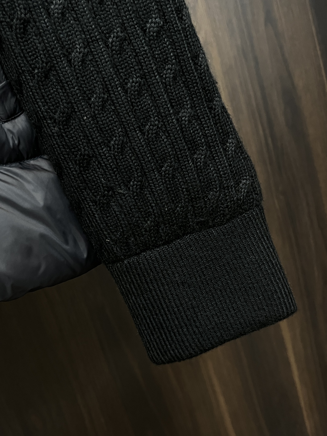 主推羽绒🌹P290 Moncler 2025最新款时尚设计师款羽绒外套🍄蒙口立领羽绒服，经典羊毛针织袖拼接款羽绒服，袖子上臂两道杠设计爆款羽绒服，90#白鸭绒填充，处处细节显工艺足够的高级   结构性剪裁的设计改变来展现男士多样的形象变化，修身利落、剪裁合体，满足时下正流行的多层次穿搭，生活百搭款式 
颜色：黑色  灰色
码数：L-4XL
H2025新款首发