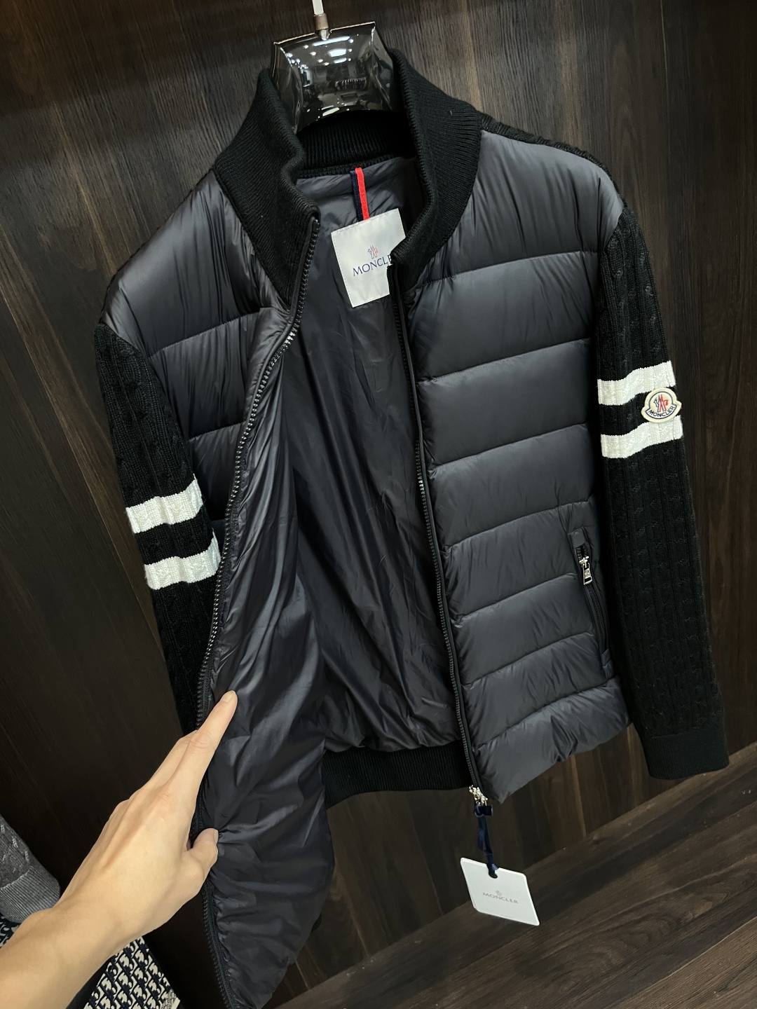 主推羽绒🌹P290 Moncler 2025最新款时尚设计师款羽绒外套🍄蒙口立领羽绒服，经典羊毛针织袖拼接款羽绒服，袖子上臂两道杠设计爆款羽绒服，90#白鸭绒填充，处处细节显工艺足够的高级   结构性剪裁的设计改变来展现男士多样的形象变化，修身利落、剪裁合体，满足时下正流行的多层次穿搭，生活百搭款式 
颜色：黑色  灰色
码数：L-4XL
H2025新款首发