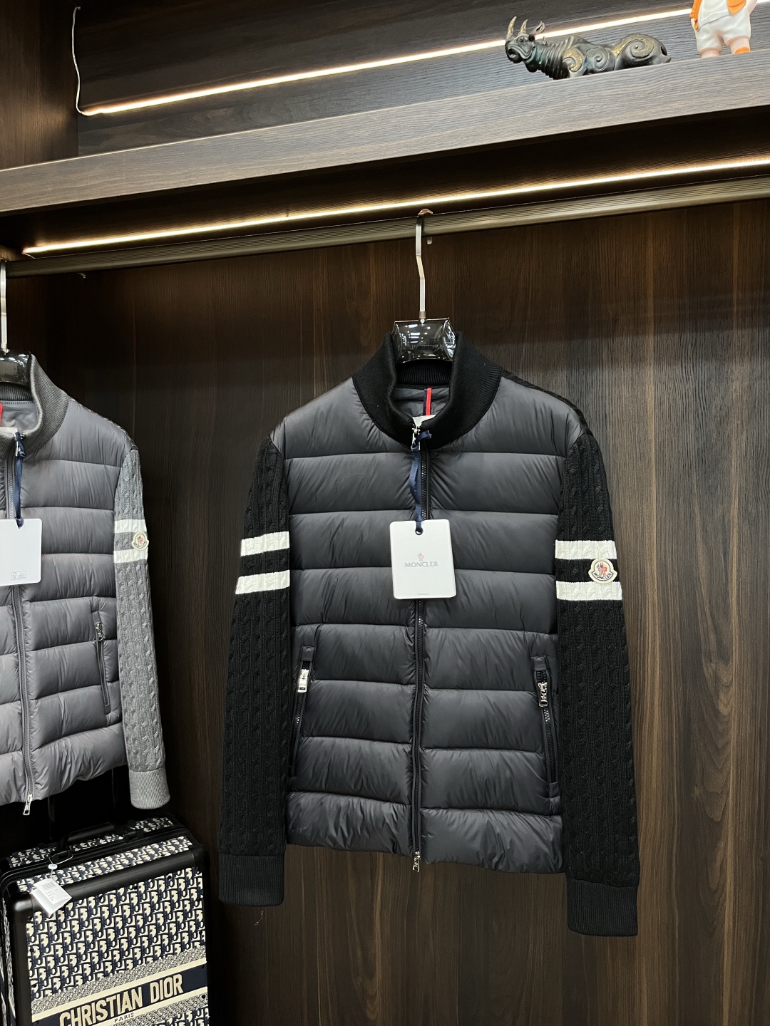 主推羽绒🌹P290 Moncler 2025最新款时尚设计师款羽绒外套🍄蒙口立领羽绒服，经典羊毛针织袖拼接款羽绒服，袖子上臂两道杠设计爆款羽绒服，90#白鸭绒填充，处处细节显工艺足够的高级   结构性剪裁的设计改变来展现男士多样的形象变化，修身利落、剪裁合体，满足时下正流行的多层次穿搭，生活百搭款式 
颜色：黑色  灰色
码数：L-4XL
H2025新款首发