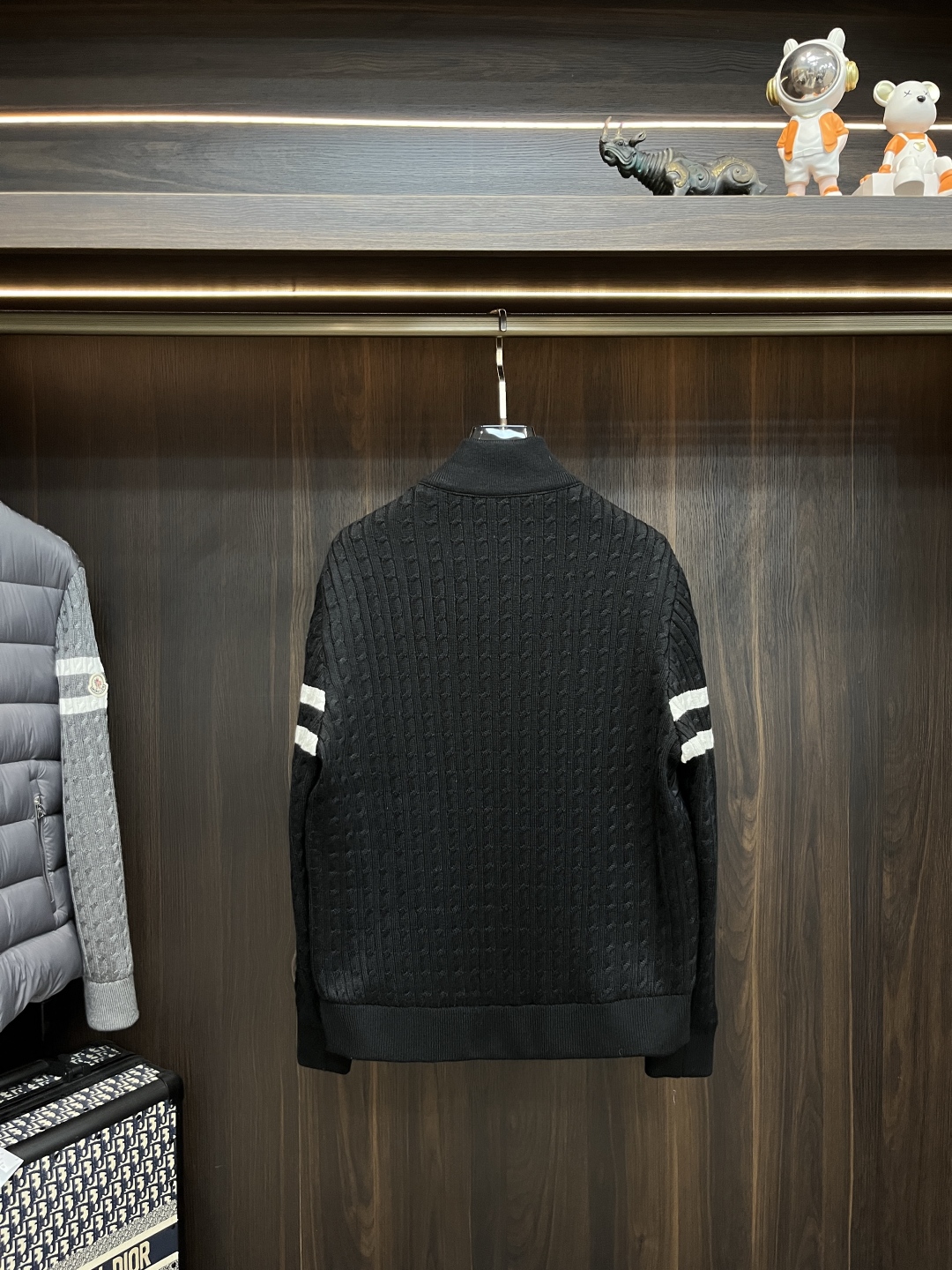 主推羽绒🌹P290 Moncler 2025最新款时尚设计师款羽绒外套🍄蒙口立领羽绒服，经典羊毛针织袖拼接款羽绒服，袖子上臂两道杠设计爆款羽绒服，90#白鸭绒填充，处处细节显工艺足够的高级   结构性剪裁的设计改变来展现男士多样的形象变化，修身利落、剪裁合体，满足时下正流行的多层次穿搭，生活百搭款式 
颜色：黑色  灰色
码数：L-4XL
H2025新款首发
