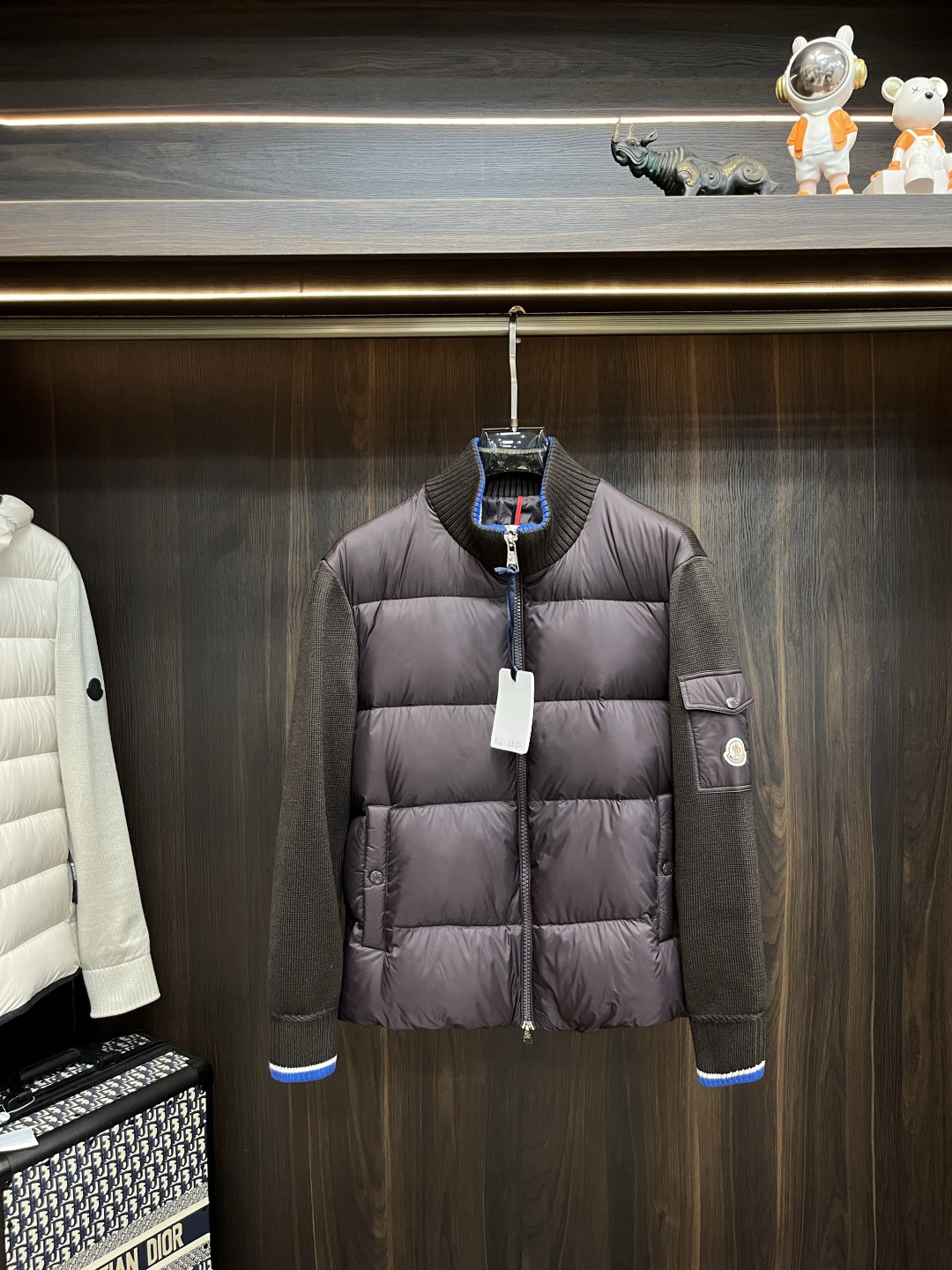 NO:531830,The latest fashion designer down jacket, the down jacket, the classic wool knitted sleeve splicing down jacket, the popular down jacket, the upper arm pocket design of the sleeve, the 90# white duck down filling, the details show the craftsmanship and the design changes of the high-end structural tailoring to show the diverse image changes of men, slim and neat, tailoring, meet the popular multi-layered outfits nowadays, the versatile style of life, the color black burgundy number 12345 H new model first release, Moncler, jackets & coats, down jacket, alexander wang19860909主推羽绒 Moncler 最新款时尚设计师款羽绒外套蒙口立领羽绒服,经典羊毛针织袖拼接款羽绒服,袖子上臂口袋设计爆款羽绒服,90#白鸭绒填充,处处细节显工艺足够的高级结构性剪裁的设计改变来展现男士多样的形象变化,修身利落、剪裁合体,满足时下正流行的多层次穿搭,生活百搭款式 颜色黑色 酒红色 码数12345 H新款首发,,Moncler,jackets & coats,down jacket,alexander wang,Men's clothing