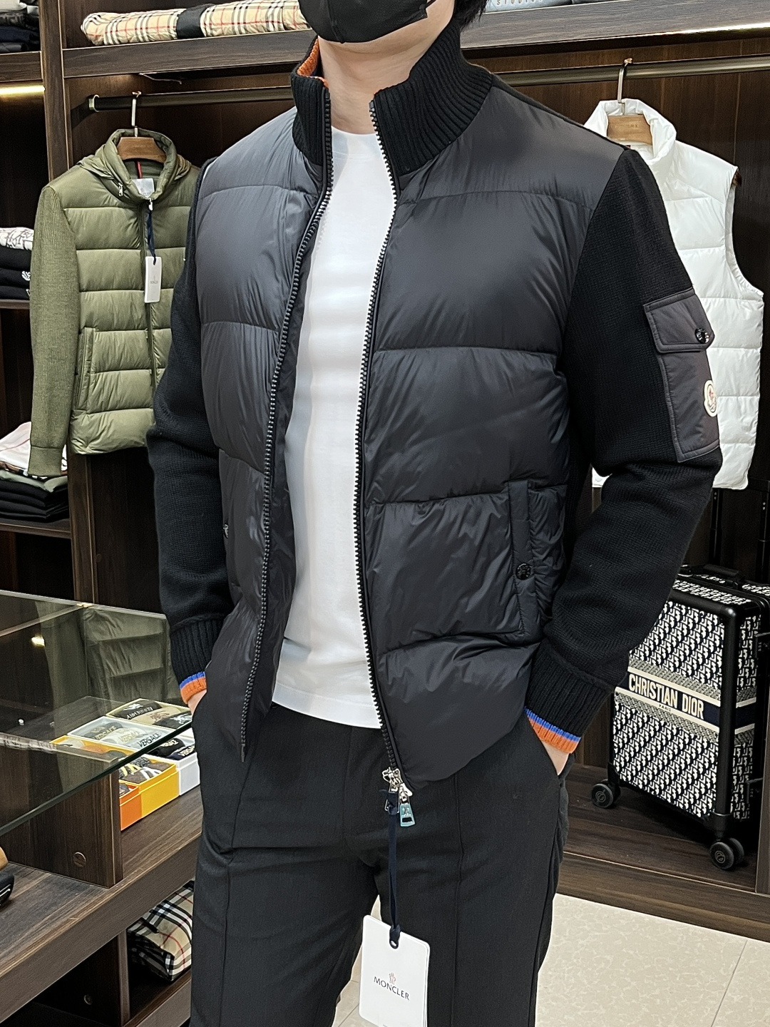 NO:514239,The latest fashion designer down jacket, the down jacket, the classic wool knitted sleeve splicing down jacket, the popular down jacket, the upper arm pocket design of the sleeve, the 90# white duck down filling, the details show the craftsmanship and the design changes of the high-level structural tailoring to show the diverse image changes of men, slim and neat, tailoring, meet the popular multi-layered outfits nowadays, the versatile style of life, the color black burgundy number 12345 H new model first release, Moncler, jackets & coats, down jacket, alexander wang19860909主推羽绒 Moncler 最新款时尚设计师款羽绒外套蒙口立领羽绒服,经典羊毛针织袖拼接款羽绒服,袖子上臂口袋设计爆款羽绒服,90#白鸭绒填充,处处细节显工艺足够的高级结构性剪裁的设计改变来展现男士多样的形象变化,修身利落、剪裁合体,满足时下正流行的多层次穿搭,生活百搭款式 颜色黑色 酒红色 码数12345 H新款首发,,Moncler,jackets & coats,down jacket,alexander wang,Men's clothing