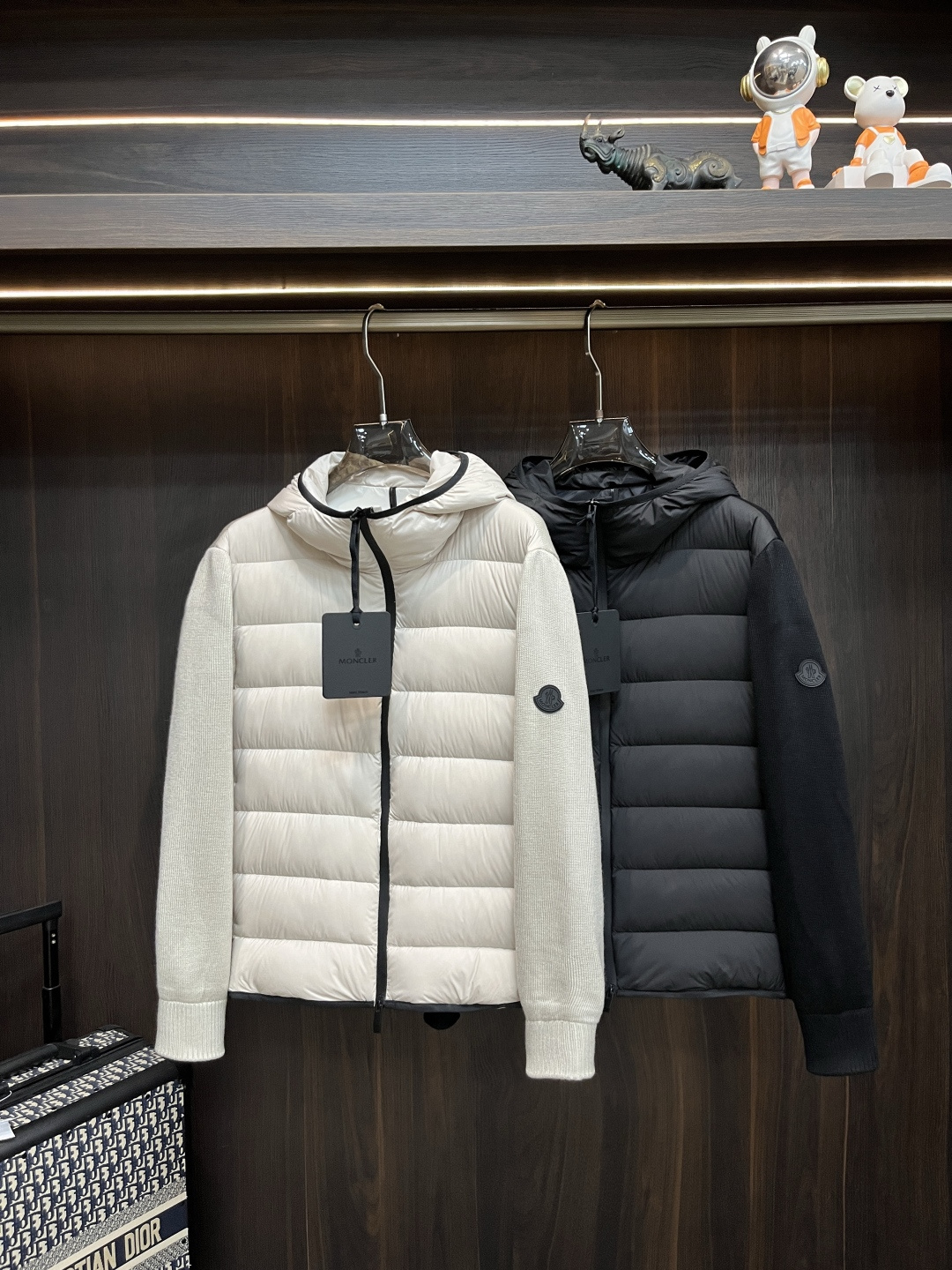 NO:531853,The latest fashion designer down jacket cover-mouthed down jacket, classic wool knitted sleeve splicing hooded down jacket, popular down jacket, 90# white duck down filling, detailed craftsmanship, sufficient high-level structural tailoring design changes to show the diverse image changes of men, slim and neat, tailoring, meet the popular multi-layered outfits nowadays, versatile styles of life, color black khaki, code number 12345 H new model first release, Moncler, jackets & coats, down jacket, hats, alexander wang19860909主推羽绒 Moncler 最新款时尚设计师款羽绒外套蒙口连帽羽绒服,经典羊毛针织袖拼接款连帽羽绒服,爆款羽绒服,90#白鸭绒填充,处处细节显工艺足够的高级结构性剪裁的设计改变来展现男士多样的形象变化,修身利落、剪裁合体,满足时下正流行的多层次穿搭,生活百搭款式 颜色黑色 卡其色 码数12345 H新款首发,,Moncler,jackets & coats,down jacket,hats,alexander wang,Men's clothing