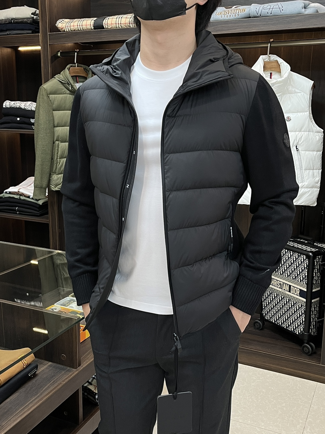 NO:514241,The latest fashion designer down jacket cover-mouthed down jacket, classic wool knitted sleeve splicing hooded down jacket, popular down jacket, 90# white duck down filling, detailed craftsmanship, sufficient high-level structural tailoring design changes to show the diverse image changes of men, slim and neat, tailoring, meet the popular multi-layered outfits nowadays, versatile styles of life, color black khaki, code number 12345 H new model first release, Moncler, jackets & coats, down jacket, hats, alexander wang19860909主推羽绒 Moncler 最新款时尚设计师款羽绒外套蒙口连帽羽绒服,经典羊毛针织袖拼接款连帽羽绒服,爆款羽绒服,90#白鸭绒填充,处处细节显工艺足够的高级结构性剪裁的设计改变来展现男士多样的形象变化,修身利落、剪裁合体,满足时下正流行的多层次穿搭,生活百搭款式 颜色黑色 卡其色 码数12345 H新款首发,,Moncler,jackets & coats,down jacket,hats,alexander wang,Men's clothing