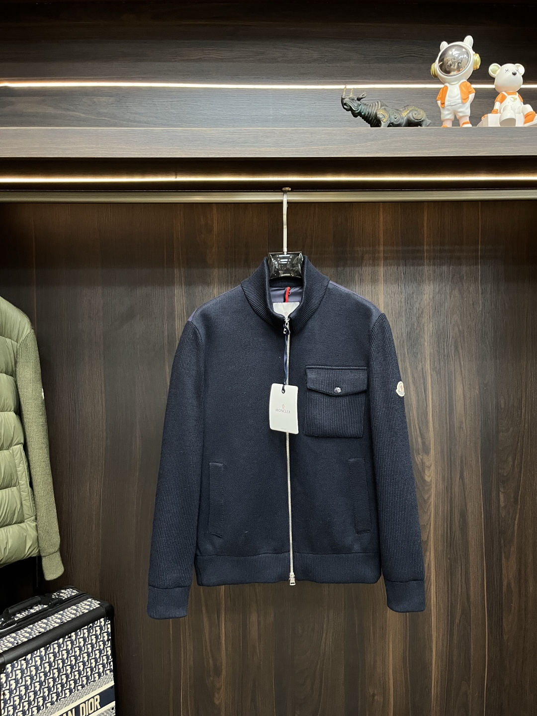 NO:531829,The latest fashion designer down jacket, the covert collar down jacket, classic wool knitted sleeve splicing down jacket, popular down jacket on chest pocket design, 90# white duck down filling, detailed craftsmanship, sufficient high-level structural tailoring design changes to show the diverse image changes of men, slim and neat, tailoring, meeting the popular multi-layered outfits nowadays, versatile styles of life, color black blue, code number 12345 H new model first release, Moncler, jackets & coats, down jacket, alexander wang19860909主推羽绒Moncler 最新款时尚设计师款羽绒外套蒙口立领羽绒服,经典羊毛针织袖拼接款羽绒服,胸前口袋设计爆款羽绒服,90#白鸭绒填充,处处细节显工艺足够的高级结构性剪裁的设计改变来展现男士多样的形象变化,修身利落、剪裁合体,满足时下正流行的多层次穿搭,生活百搭款式 颜色黑色 蓝色 码数12345 H新款首发,,Moncler,jackets & coats,down jacket,alexander wang,Men's clothing