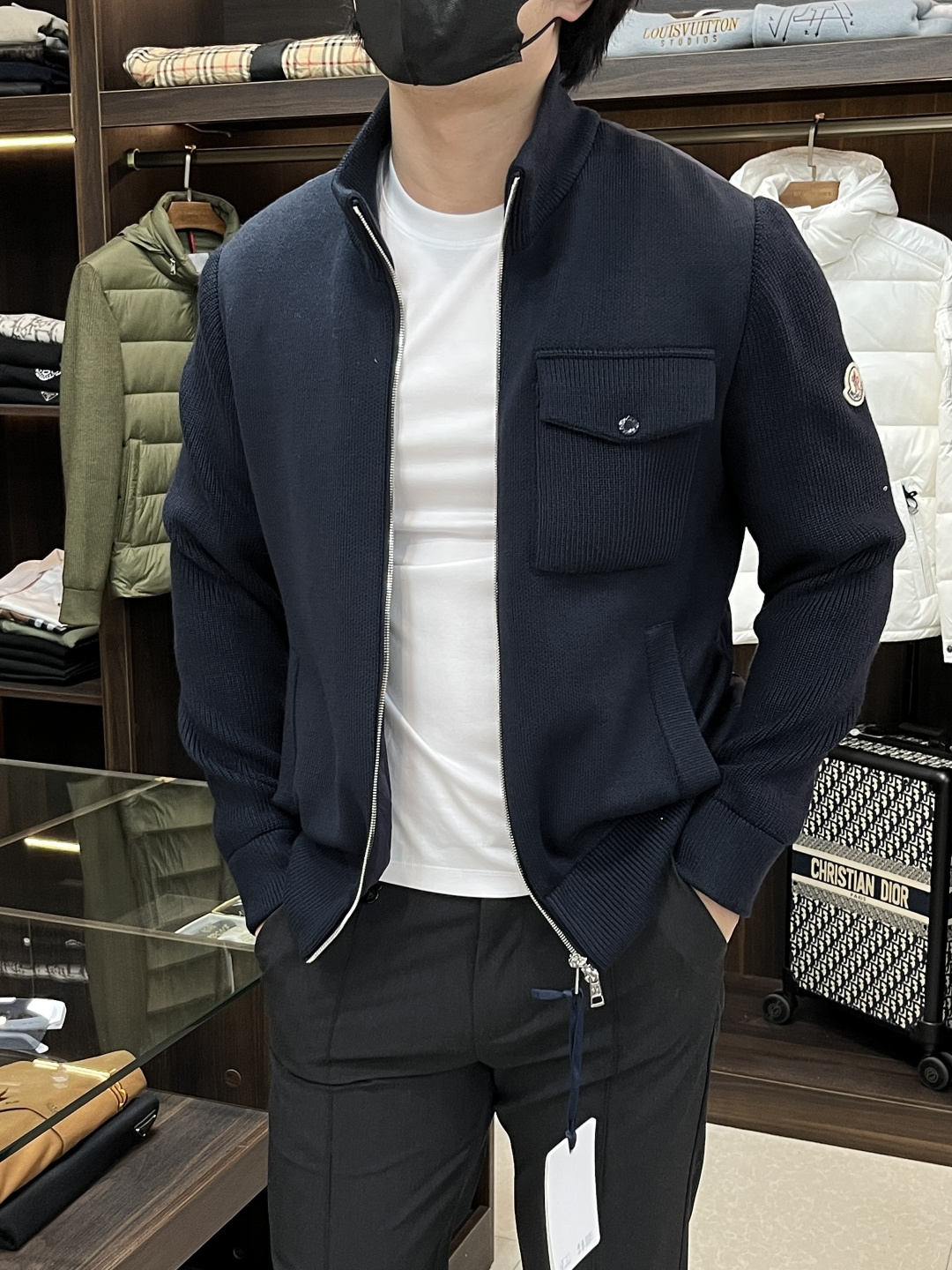 NO:514243,The latest fashion designer down jacket, the down jacket, the classic wool knitted sleeve splicing down jacket, the popular down jacket on the chest pocket design, the 90# white duck down filling, the details show the high-level structural tailoring design changes to show the diverse image changes of men, slim and neat, tailoring, meet the popular multi-layered outfits nowadays, the versatile style of life, the color black blue, the number of 12345 H new model is released, Moncler, jackets & coats, down jacket, alexander wang19860909主推羽绒 Moncler 最新款时尚设计师款羽绒外套蒙口立领羽绒服,经典羊毛针织袖拼接款羽绒服,胸前口袋设计爆款羽绒服,90#白鸭绒填充,处处细节显工艺足够的高级结构性剪裁的设计改变来展现男士多样的形象变化,修身利落、剪裁合体,满足时下正流行的多层次穿搭,生活百搭款式 颜色黑色 蓝色 码数12345 H新款首发,,Moncler,jackets & coats,down jacket,alexander wang,Men's clothing