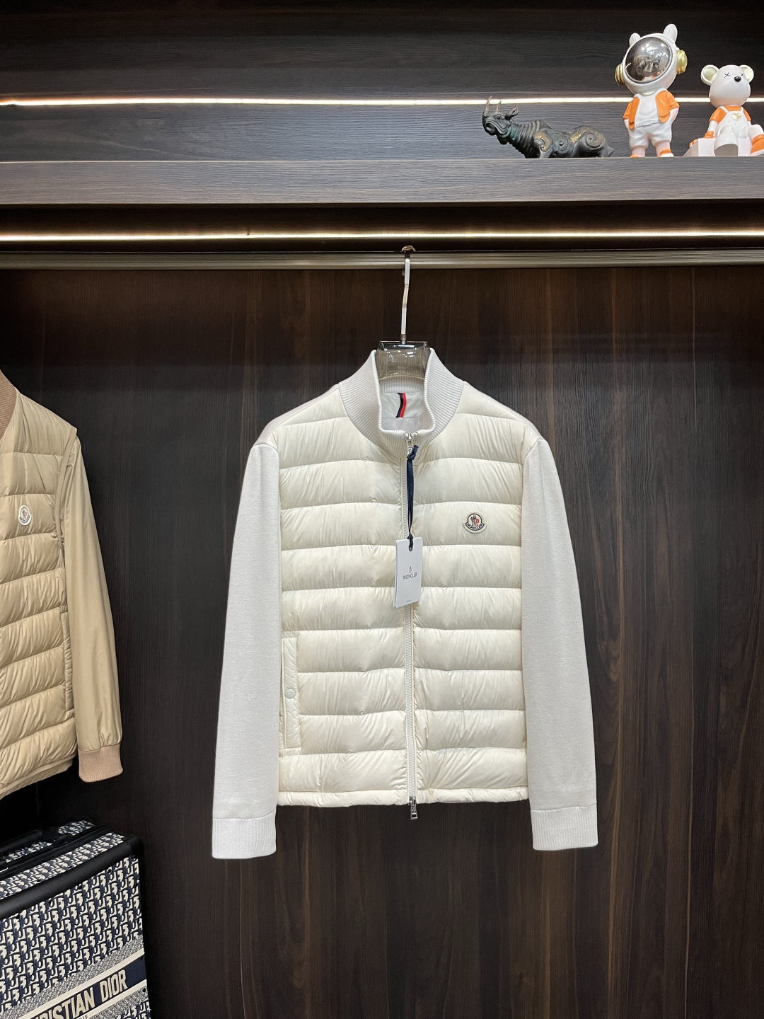 NO:531832,The latest fashion designer down jacket, the down jacket, the classic wool knitted sleeve splicing down jacket, the popular down jacket, 90# white duck down filling, the details show the craftsmanship and the design changes of high-level structural tailoring to show the diverse image changes of men, slim and neat, tailoring, meet the popular multi-layered outfits nowadays, versatile styles of life, color black off-white, digits 12345, the new new model is released, Moncler, jackets & coats, down jacket, alexander wang19860909主推羽绒 Moncler 最新款时尚设计师款羽绒外套蒙口立领羽绒服,经典羊毛针织袖拼接款羽绒服,爆款羽绒服,90#白鸭绒填充,处处细节显工艺足够的高级结构性剪裁的设计改变来展现男士多样的形象变化,修身利落、剪裁合体,满足时下正流行的多层次穿搭,生活百搭款式 颜色黑色 米白色 码数12345 H新款首发,,Moncler,jackets & coats,down jacket,alexander wang,Men's clothing