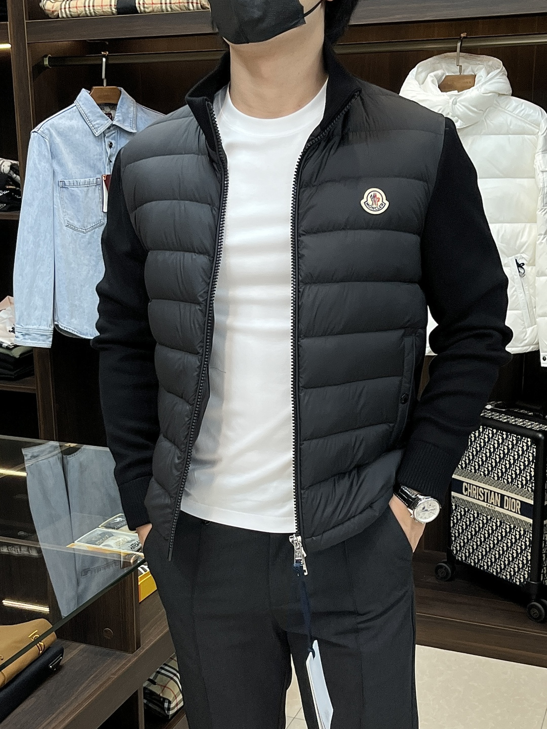 NO:516842,The latest fashion designer down jacket 2025 is a 2025 model. The latest fashion designer down jacket, a classic wool knitted sleeve splicing down jacket, a popular down jacket, 90# white duck down filling, the details show the craftsmanship and the design changes of high-end structural tailoring to show the diverse image changes of men, slim and neat, tailoring, meet the popular multi-layered outfits nowadays, versatile styles of life, color black off-white, digits 12345, the new H2025 new model is released, Moncler, jackets & coats, down jacket, alexander wang19860909主推羽绒 Moncler 2025最新款时尚设计师款羽绒外套蒙口立领羽绒服,经典羊毛针织袖拼接款羽绒服,爆款羽绒服,90#白鸭绒填充,处处细节显工艺足够的高级结构性剪裁的设计改变来展现男士多样的形象变化,修身利落、剪裁合体,满足时下正流行的多层次穿搭,生活百搭款式 颜色黑色 米白色 码数12345 H2025新款首发,,Moncler,jackets & coats,down jacket,alexander wang,Men's clothing