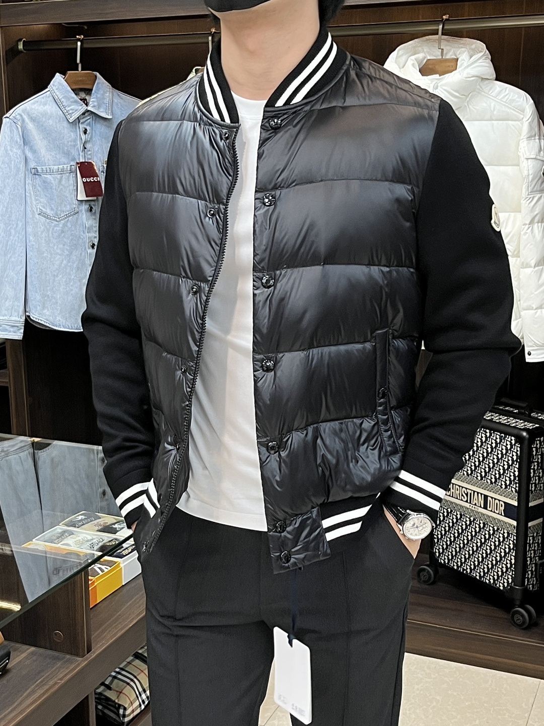 NO:516848,The latest fashion designer down jacket baseball collar and down jacket, classic wool knitted sleeve splicing down jacket, hot down jacket, 90# white duck down filling, details are displayed everywhere, high-level structural tailoring design changes are sufficient to show the diverse image changes of men, slim and neat, tailoring, meet the popular multi-layered outfits nowadays, versatile styles of life, color black, code number 12345 H2025 new model first release,, jackets & coats, down jacket, alexander wang19860909主推羽绒 Moncler 2025最新款时尚设计师款羽绒外套棒球领立领羽绒服,经典羊毛针织袖拼接款羽绒服,爆款羽绒服,90#白鸭绒填充,处处细节显工艺足够的高级结构性剪裁的设计改变来展现男士多样的形象变化,修身利落、剪裁合体,满足时下正流行的多层次穿搭,生活百搭款式 颜色黑色 码数12345 H2025新款首发,,jackets & coats,down jacket,alexander wang,Men's clothing