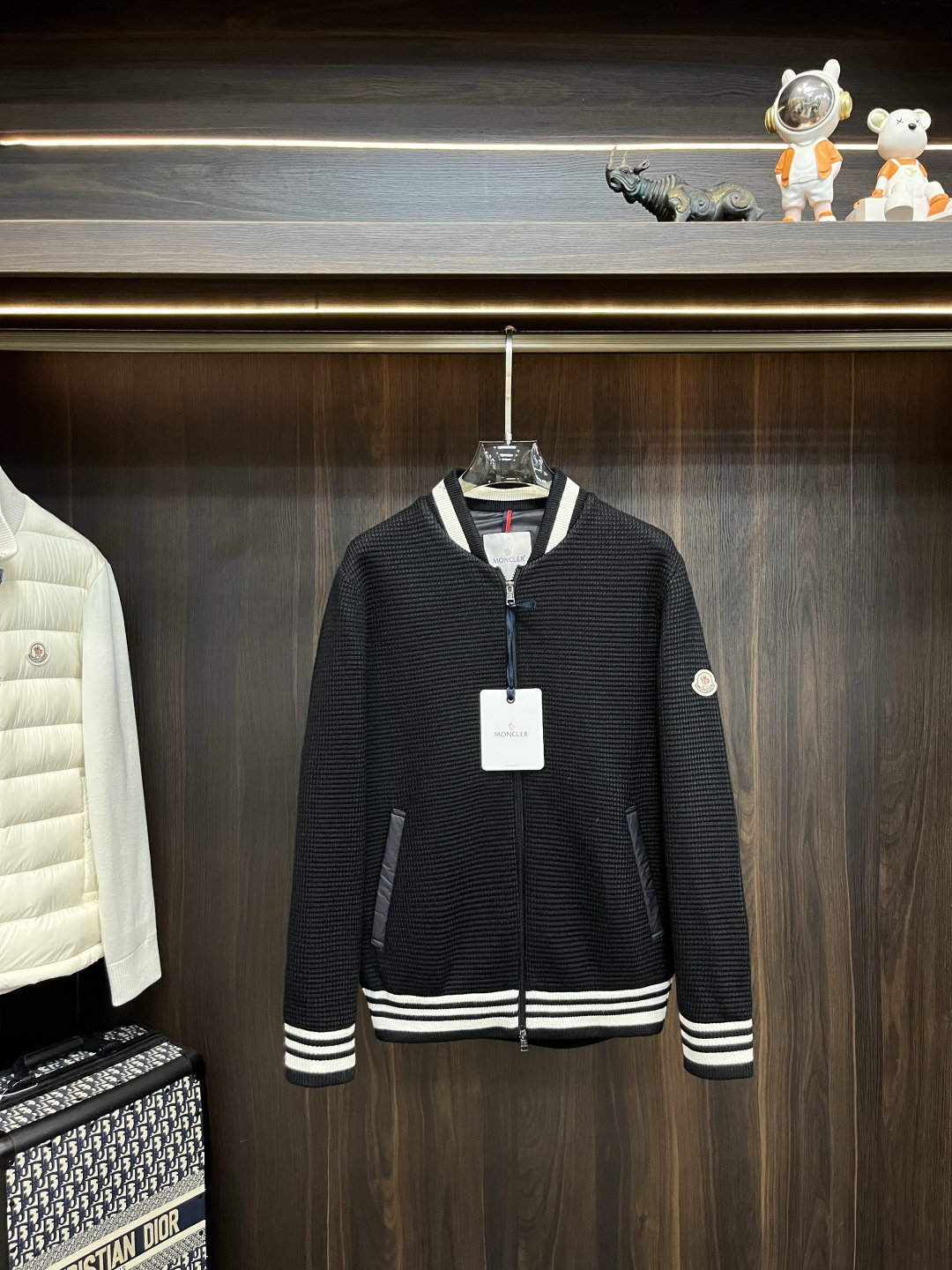 NO:531849,The latest fashion designer down jacket, cover-mouthed baseball collar down jacket, classic wool knitted sleeve splicing down jacket, popular down jacket, 90# white duck down filling, details everywhere show the high-level structural tailoring design changes to show the diverse image changes of men, slim and neat, tailoring, meet the popular multi-layered outfits nowadays, and versatile styles of life!  Color black, code 12345, new H first model, Moncler, jackets & coats, down jacket, alexander wang19860909主推羽绒 Moncler 最新款时尚设计师款羽绒外套蒙口棒球领羽绒服,经典羊毛针织袖拼接款羽绒服,爆款羽绒服,90#白鸭绒填充,处处细节显工艺足够的高级结构性剪裁的设计改变来展现男士多样的形象变化,修身利落、剪裁合体,满足时下正流行的多层次穿搭,生活百搭款式！ 颜色黑色 码数12345 H新款首发,,Moncler,jackets & coats,down jacket,alexander wang,Men's clothing