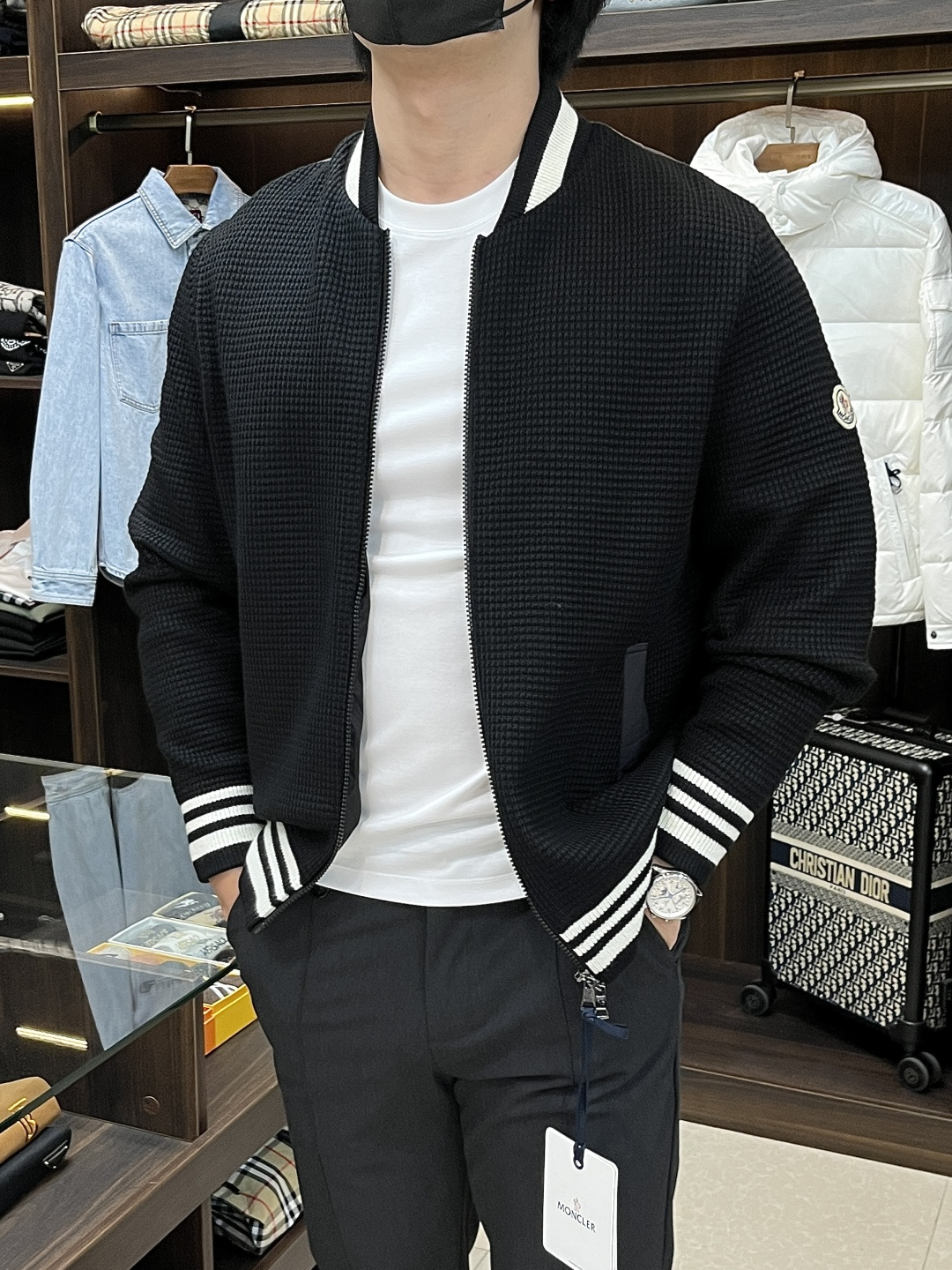 NO:516850,The latest fashion designer down jacket, the 2025 2025 2025 2025 2020 down jacket, the classic wool knitted sleeve splicing down jacket, popular down jacket, 90# white duck down filling, the details show the high-end structural tailoring design changes to show the diverse image changes of men, slim and neat, tailoring, meet the popular multi-layered outfits nowadays, and the versatile style of life!  Color black digit 12345 H2025 new model first release, Moncler, jackets & coats, down jacket, alexander wang19860909主推羽绒 Moncler 2025最新款时尚设计师款羽绒外套蒙口棒球领羽绒服,经典羊毛针织袖拼接款羽绒服,爆款羽绒服,90#白鸭绒填充,处处细节显工艺足够的高级结构性剪裁的设计改变来展现男士多样的形象变化,修身利落、剪裁合体,满足时下正流行的多层次穿搭,生活百搭款式！ 颜色黑色 码数12345 H2025新款首发,,Moncler,jackets & coats,down jacket,alexander wang,Men's clothing