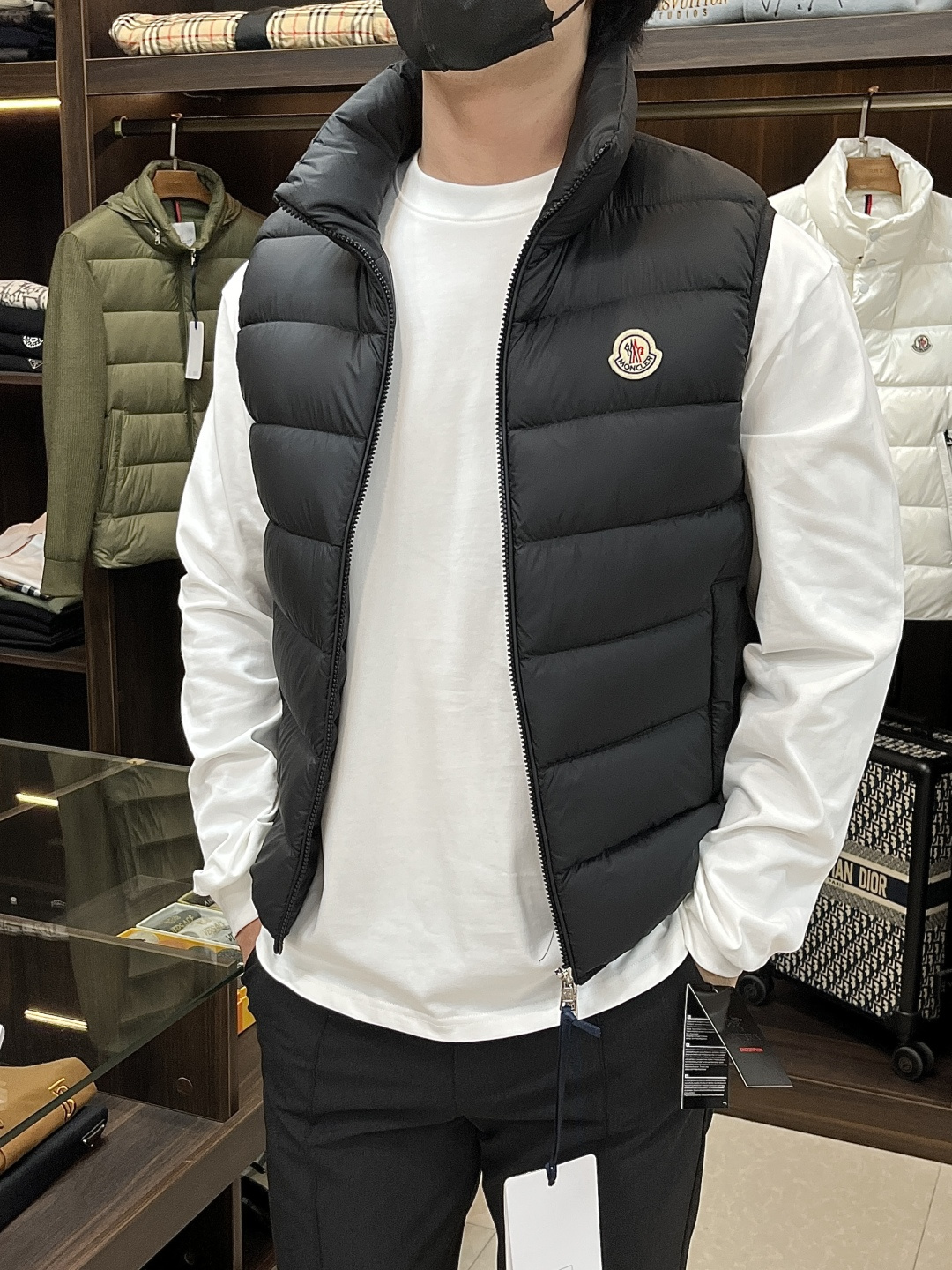 NO:518418,The latest fashion designer down jacket, the 2025 2025 model, is the latest fashion designer down jacket, the covert collar vest down jacket, classic vest down jacket, popular down jacket, 90# white duck down filling, the details show the craftsmanship and the design changes of high-end structural tailoring to show the diverse image changes of men, slim and neat, and tailoring, satisfying the popular multi-layered outfits nowadays, and versatile styles of life!  !  Color black, beige, khaki, 12345, new H2025 model first release, Moncler, jackets & coats, down jacket, alexander wang19860909主推羽绒 Moncler 2025最新款时尚设计师款羽绒外套蒙口立领马甲羽绒服,经典马甲羽绒服,爆款羽绒服,90#白鸭绒填充,处处细节显工艺足够的高级结构性剪裁的设计改变来展现男士多样的形象变化,修身利落、剪裁合体,满足时下正流行的多层次穿搭,生活百搭款式！！ 颜色黑色 米白 卡其色 码数12345 H2025新款首发,,Moncler,jackets & coats,down jacket,alexander wang,Men's clothing