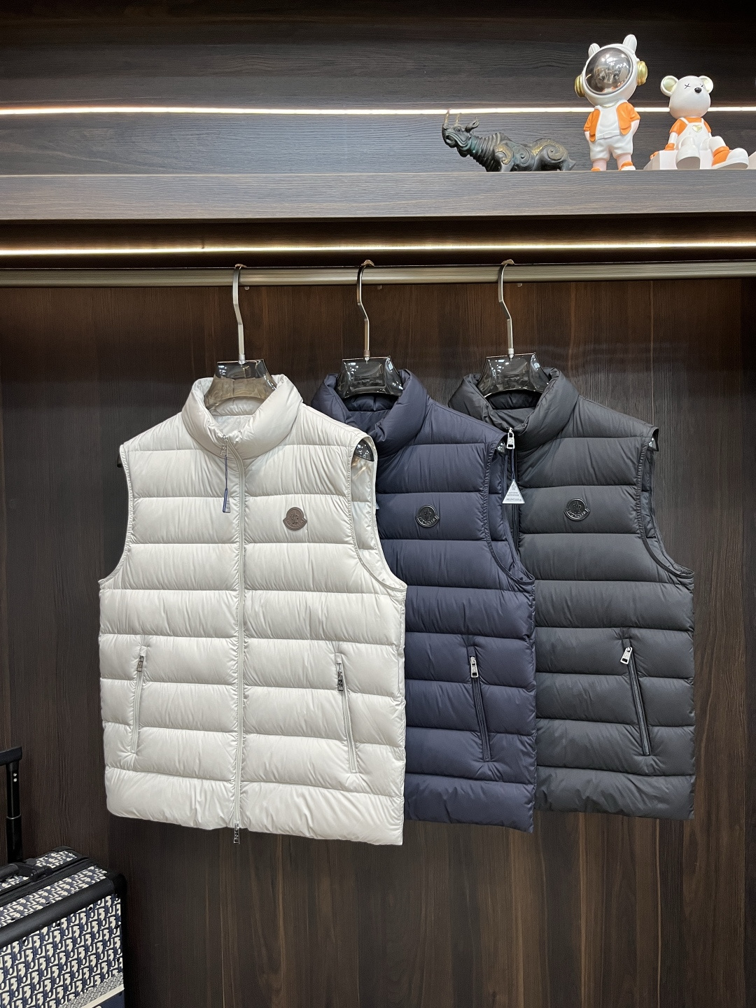 NO:518419,The latest fashion designer down jacket, the 2025 2025 model, is the latest fashion designer down jacket, the covert collar vest down jacket, classic vest down jacket, popular down jacket, 90# white duck down filling, the details show the craftsmanship and the design changes of high-end structural tailoring to show the diverse image changes of men, slim and neat, and tailoring, satisfying the popular multi-layered outfits nowadays, and versatile styles of life!  !  Color black, beige blue, digit 12345, new H2025 model first release, Moncler, jackets & coats, down jacket, alexander wang19860909主推羽绒 Moncler 2025最新款时尚设计师款羽绒外套蒙口立领马甲羽绒服,经典马甲羽绒服,爆款羽绒服,90#白鸭绒填充,处处细节显工艺足够的高级结构性剪裁的设计改变来展现男士多样的形象变化,修身利落、剪裁合体,满足时下正流行的多层次穿搭,生活百搭款式！！ 颜色黑色 米白 蓝色 码数12345 H2025新款首发,,Moncler,jackets & coats,down jacket,alexander wang,Men's clothing