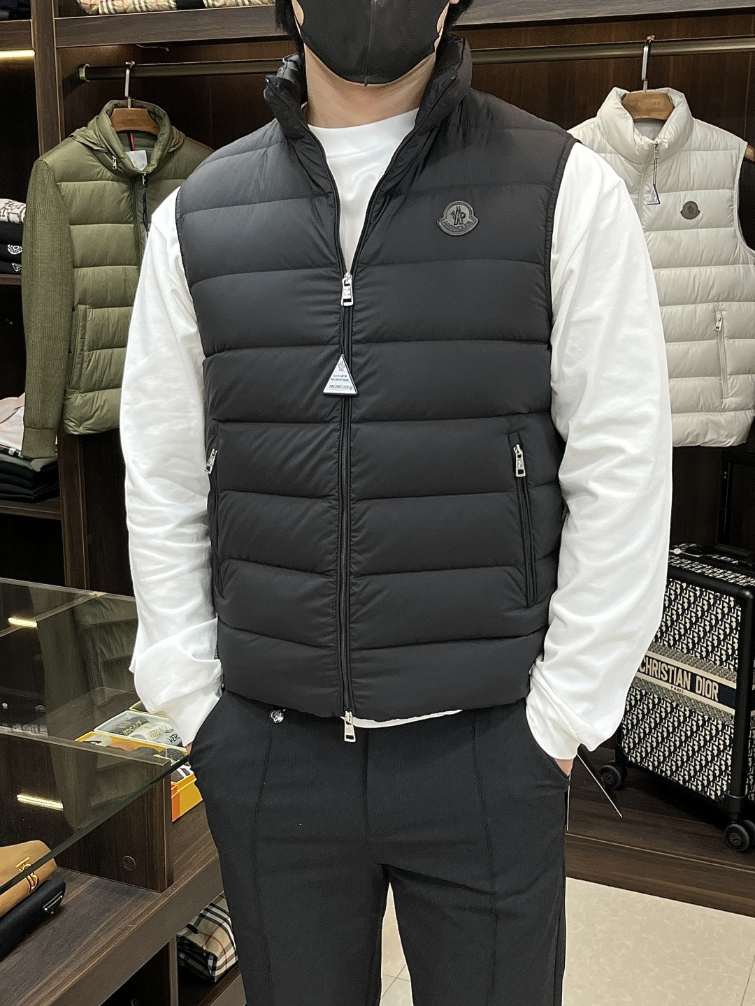 NO:518420,The latest fashion designer down jacket, the 2025 2025 model, is the latest fashion designer down jacket, the classic vest down jacket, popular down jacket, 90# white duck down filling, the details show the high-end structural tailoring design changes to show the diverse image changes of men, slim and neat, tailoring, meet the popular multi-layered outfits nowadays, and the versatile style of life!  Color black, beige and blue!  Number of codes 12345 H2025 new model first release, Moncler, jackets & coats, down jacket, alexander wang19860909主推羽绒 Moncler 2025最新款时尚设计师款羽绒外套蒙口立领马甲羽绒服,经典马甲羽绒服,爆款羽绒服,90#白鸭绒填充,处处细节显工艺足够的高级结构性剪裁的设计改变来展现男士多样的形象变化,修身利落、剪裁合体,满足时下正流行的多层次穿搭,生活百搭款式！ 颜色黑色 米白 蓝色！ 码数12345 H2025新款首发,,Moncler,jackets & coats,down jacket,alexander wang,Men's clothing