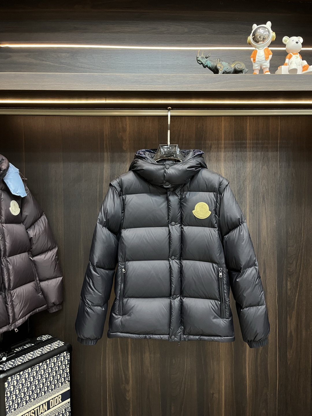 NO:516853,The latest fashion designer down jacket 2025 is the latest fashion designer down jacket with cover-mouthed hooded down jacket, with removable sleeves, one and two clothes for vest down, hat can be detached and popular down jacket, 90# white goose down filling, details everywhere show the craftsmanship enough. The design changes of high-end structural tailoring are displayed to show the diverse image changes of men, slim and neat, and tailoring is integrated to meet the popular multi-layered outfits nowadays, and the versatile style of life!  Color black brown code number 12345 H2025 new model first release, Moncler, jackets & coats, down jacket, hats, alexander wang19860909主推羽绒 Moncler 2025最新款时尚设计师款羽绒外套蒙口连帽羽绒服,袖子可拆,马甲羽绒一衣两穿,帽可拆爆款羽绒服,90#白鹅绒填充,处处细节显工艺足够的高级结构性剪裁的设计改变来展现男士多样的形象变化,修身利落、剪裁合体,满足时下正流行的多层次穿搭,生活百搭款式！ 颜色黑色 咖啡色 码数12345 H2025新款首发,,Moncler,jackets & coats,down jacket,hats,alexander wang,Men's clothing