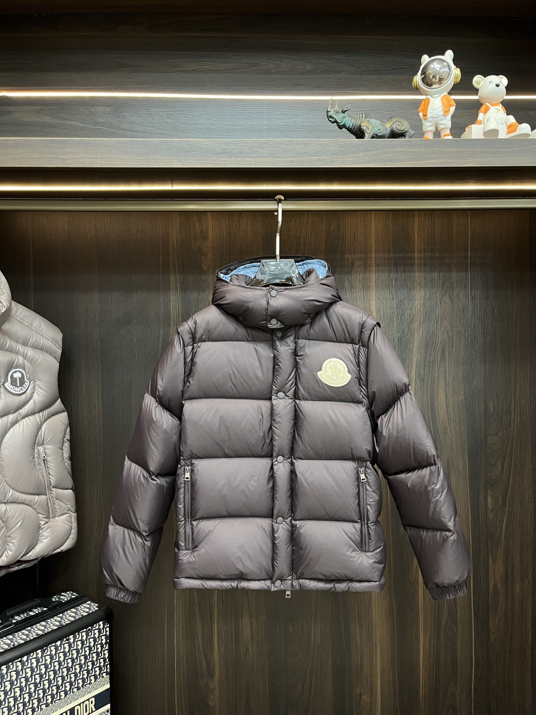 NO:516855,The latest fashion designer down jacket 2025 is the latest fashion designer down jacket with cover-mouthed hooded down jacket, with removable sleeves, one and two clothes for vest down, and a removable hat with yellow label on the chest. 90# white goose down jacket, with details everywhere showing enough high-end structural tailoring design changes to show the diverse image changes of men, slim and neat, tailoring, meeting the popular multi-layered outfits nowadays, and versatile styles of life!  Color black brown code number 12345 H2025 new model first release, Moncler, jackets & coats, down jacket, hats, alexander wang19860909主推羽绒 Moncler 2025最新款时尚设计师款羽绒外套蒙口连帽羽绒服,袖子可拆,马甲羽绒一衣两穿,帽可拆胸口黄标爆款羽绒服,90#白鹅绒填充,处处细节显工艺足够的高级结构性剪裁的设计改变来展现男士多样的形象变化,修身利落、剪裁合体,满足时下正流行的多层次穿搭,生活百搭款式！ 颜色黑色 咖啡色 码数12345 H2025新款首发,,Moncler,jackets & coats,down jacket,hats,alexander wang,Men's clothing