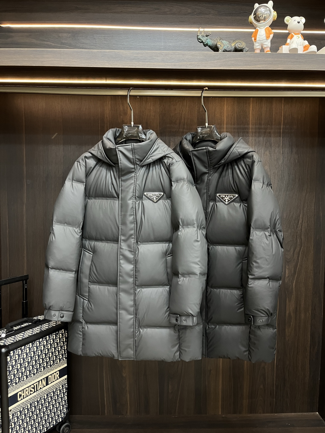 NO:516835,The latest fashion designer down jacket of Prada 2025 is the latest fashion designer down jacket, Prada hooded long down jacket, mid-length hooded down jacket, chest triangle metal logo, 90# white goose down filling, details everywhere show the high-end structural tailoring design changes to show the diverse image changes of men, slim and neat, tailoring, meet the popular multi-layered outfits nowadays, and versatile styles of life!  Color black gray Number M-3XL H2025 new model first release, prada, prada, jackets & coats, down jacket, hats, alexander wang19860909主推羽绒 Prada 2025最新款时尚设计师款羽绒外套普拉达连帽长款羽绒服,中长款连帽羽绒服,胸口三角金属logo,90#白鹅绒填充,处处细节显工艺足够的高级结构性剪裁的设计改变来展现男士多样的形象变化,修身利落、剪裁合体,满足时下正流行的多层次穿搭,生活百搭款式！ 颜色黑色 灰色 码数M-3XL H2025新款首发,,prada,prada,jackets & coats,down jacket,hats,alexander wang,Men's clothing