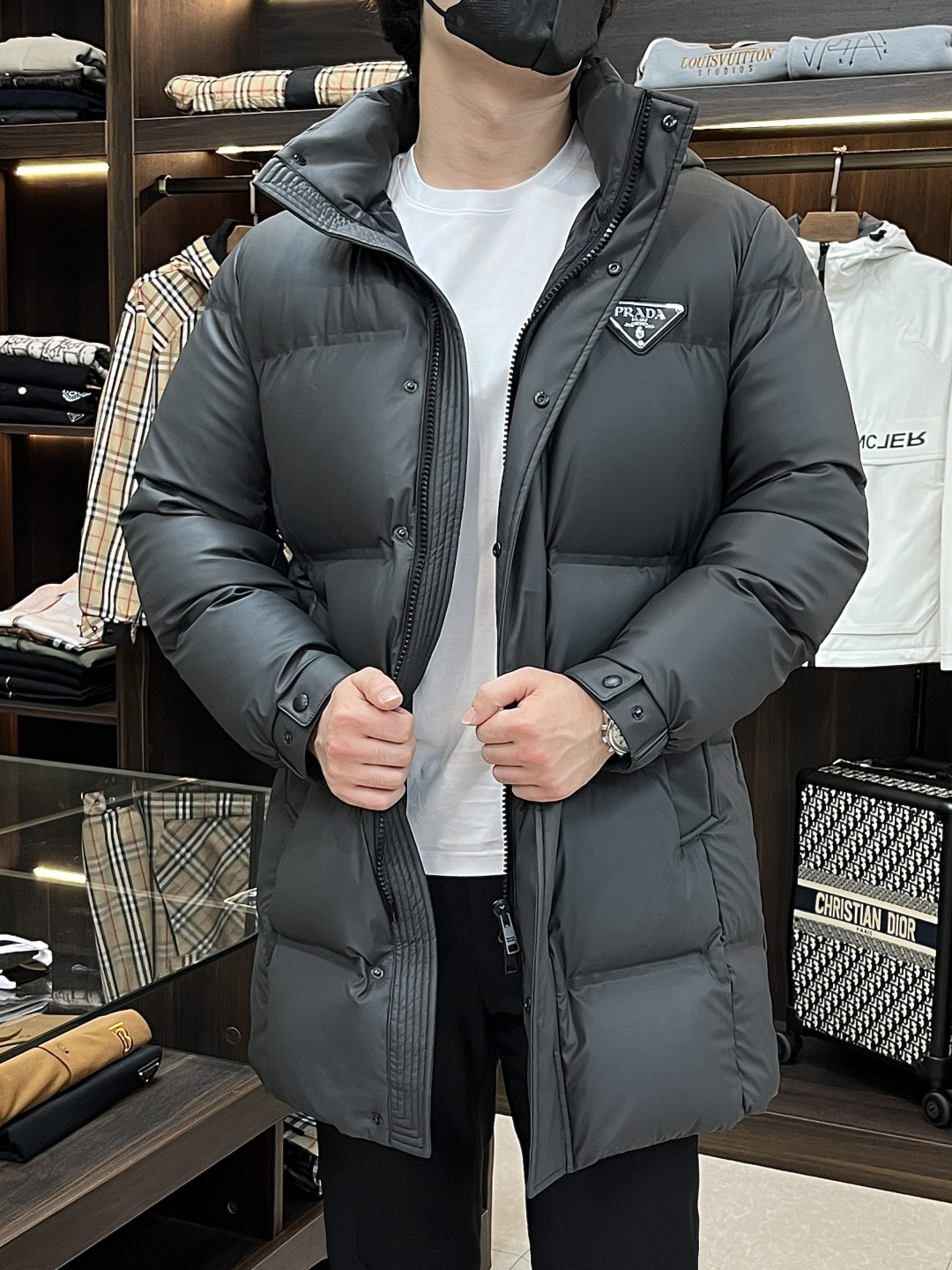 NO:511872,The latest fashion designer down jacket of Prada 2025 is the latest fashion designer down jacket, Prada hooded long down jacket, mid-length hooded down jacket, chest triangle metal logo, 90# white goose down filling, details everywhere show the high-end structural tailoring design changes to show the diverse image changes of men, slim and neat, tailoring, meet the popular multi-layered outfits nowadays, and versatile styles of life!  Color black gray Number M-3XL H2025 new model first release, prada, prada, jackets & coats, down jacket, hats, alexander wang19860909主推羽绒 Prada 2025最新款时尚设计师款羽绒外套普拉达连帽长款羽绒服,中长款连帽羽绒服,胸口三角金属logo,90#白鹅绒填充,处处细节显工艺足够的高级结构性剪裁的设计改变来展现男士多样的形象变化,修身利落、剪裁合体,满足时下正流行的多层次穿搭,生活百搭款式！ 颜色黑色 灰色 码数M-3XL H2025新款首发,,prada,prada,jackets & coats,down jacket,hats,alexander wang,Men's clothing