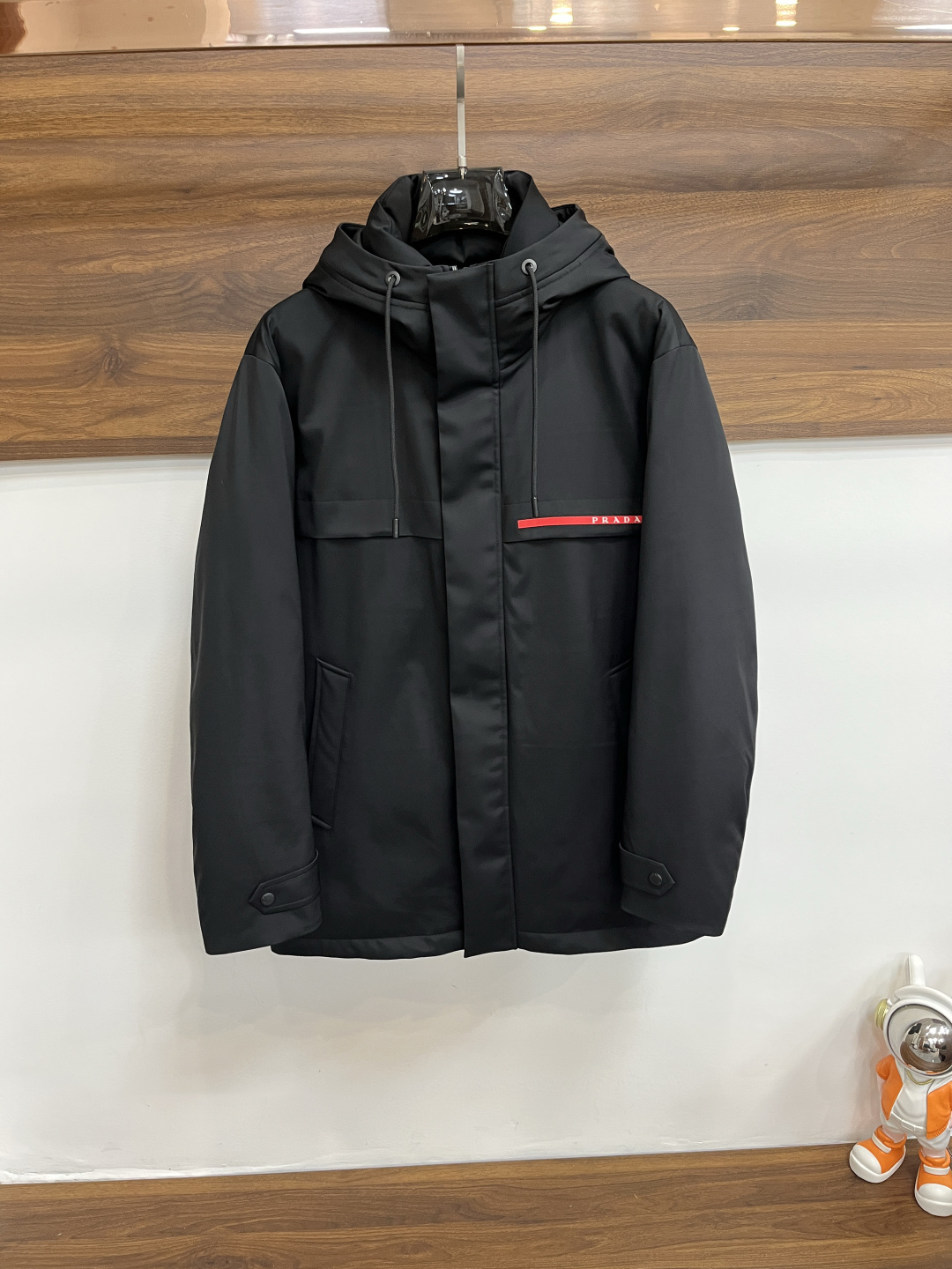 NO:512804,The latest fashion designer down jacket Prada hooded mid-length down jacket, mid-length hooded down jacket, red rubber strip letter logo on the chest, 90# white goose down filling, details everywhere show the high-end structural tailoring design changes to show the diverse image changes of men, slim and neat, tailoring, meet the popular multi-layered outfits nowadays, and versatile styles of life!  Color black code number M-3XL H new model first release, prada, prada, jackets & coats, down jacket, hats, alexander wang19860909主推羽绒 Prada 最新款时尚设计师款羽绒外套普拉达连帽中长款羽绒服,中长款连帽羽绒服,胸口红色胶条字母logo,90#白鹅绒填充,处处细节显工艺足够的高级结构性剪裁的设计改变来展现男士多样的形象变化,修身利落、剪裁合体,满足时下正流行的多层次穿搭,生活百搭款式！ 颜色黑色 码数M-3XL H新款首发,,prada,prada,jackets & coats,down jacket,hats,alexander wang,Men's clothing