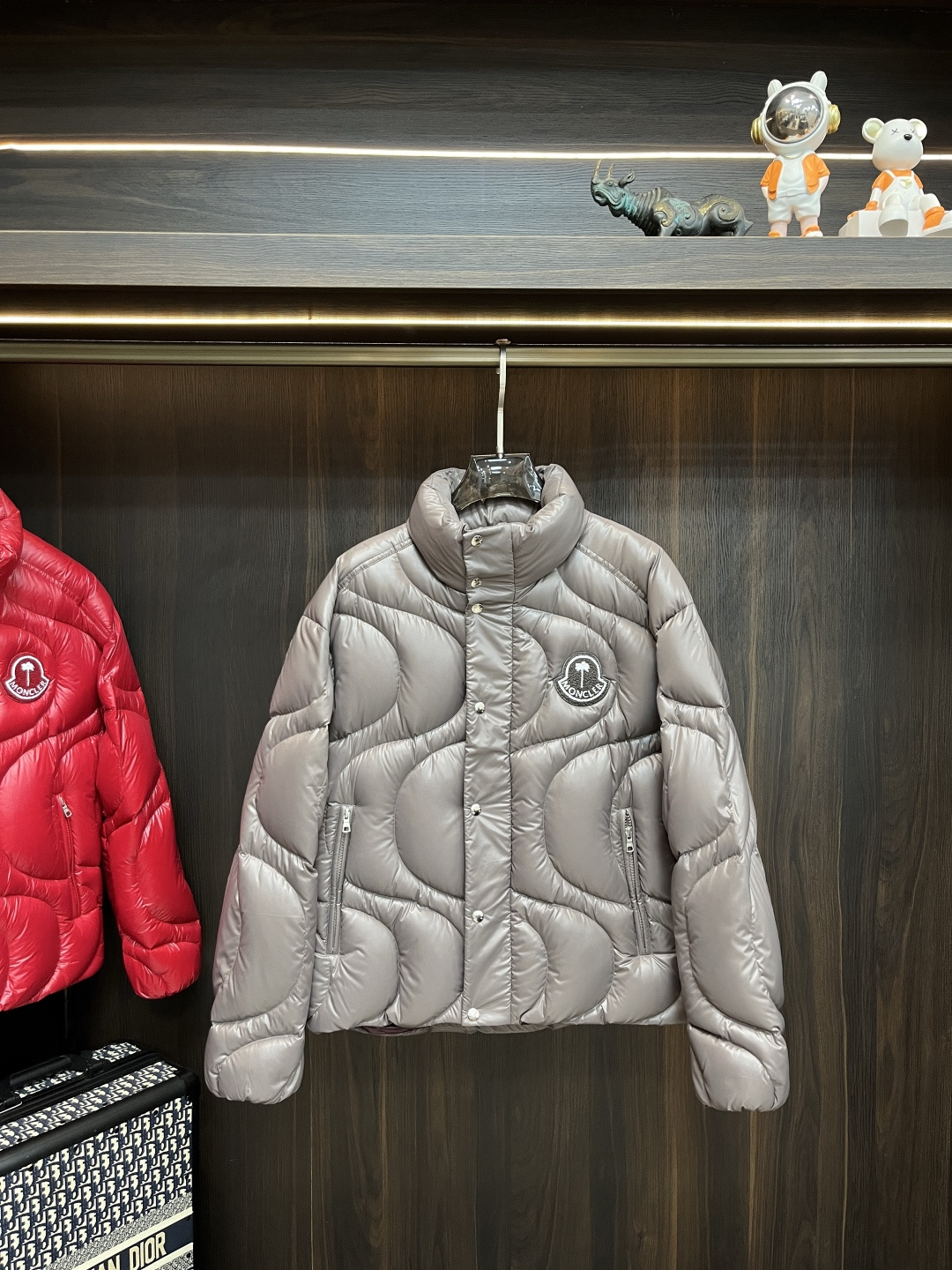 NO:565338,The main recommendation is down Moncler's latest fashion designer down jacket, a hooded stand-up collar down jacket, a water ripple down jacket, a classic logo on the chest, 90# white goose down filling, every detail shows craftsmanship, and enough advanced structural tailoring design changes to show men's diverse image changes. It is slim and neat, and tailored to fit the current popular multi-layered outfits, and is a versatile style in life!  Color black red coffee code number 12345 H new release, Moncler, jackets & coats, down jacket, alexander wang19860909主推羽绒 Moncler 最新款时尚设计师款羽绒外套蒙口立领羽绒服,水波纹羽绒服,胸口经典logo,90#白鹅绒填充,处处细节显工艺足够的高级结构性剪裁的设计改变来展现男士多样的形象变化,修身利落、剪裁合体,满足时下正流行的多层次穿搭,生活百搭款式！ 颜色黑色 红色 咖色 码数12345 H新款首发,,Moncler,jackets & coats,down jacket,alexander wang,Men's clothing