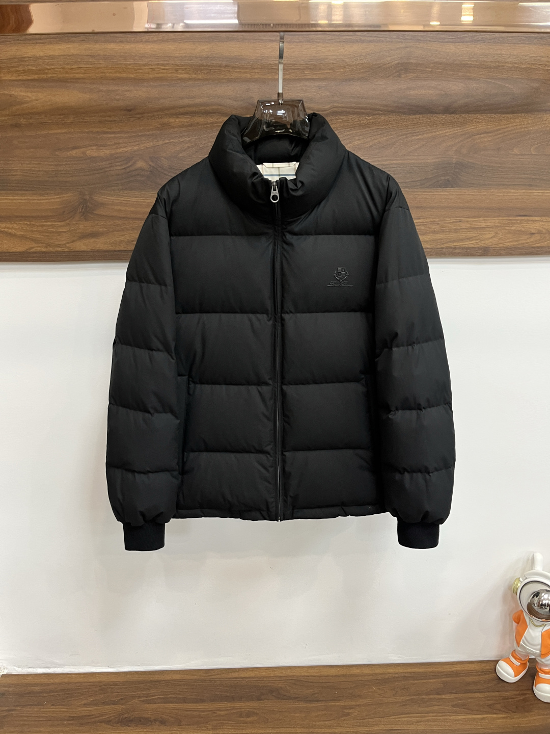 NO:539336,The latest fashion designer down jacket LP is the latest style of the fashion designer down jacket, LP stand-alone down jacket, classic chest logo, 90# white goose down filling, details everywhere show the craftsmanship, sufficient high-level structural tailoring design changes to show the diverse image changes of men, slim and neat, tailoring, meeting the popular multi-layered outfits and versatile life styles!  Color black khaki 12345 new model first release, loro piana, jackets & coats, down jacket, alexander wang19860909主推羽绒 LP 最新款时尚设计师款羽绒外套LP立领羽绒服,胸口经典logo,90#白鹅绒填充,处处细节显工艺足够的高级结构性剪裁的设计改变来展现男士多样的形象变化,修身利落、剪裁合体,满足时下正流行的多层次穿搭,生活百搭款式！ 颜色黑色 卡其色 码数12345 H新款首发,,loro piana,jackets & coats,down jacket,alexander wang,Men's clothing