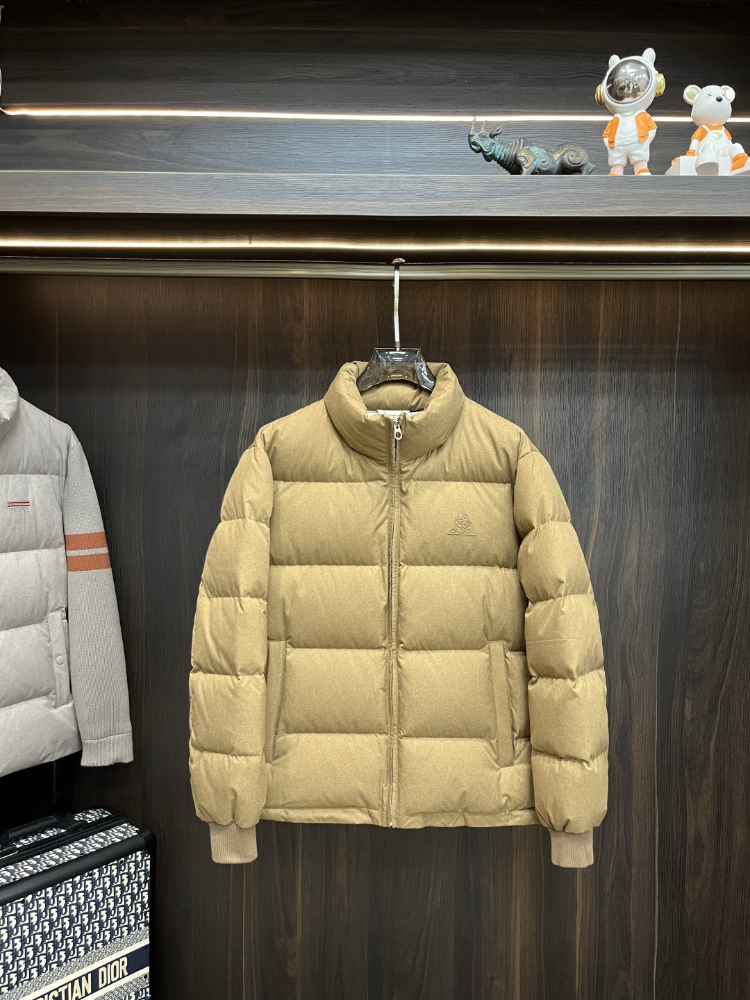 NO:512805,The latest fashion designer down jacket LP is the latest style of the fashion designer down jacket, LP stand-alone down jacket, classic chest logo, 90# white goose down filling, details everywhere show the craftsmanship, sufficient high-level structural tailoring design changes to show the diverse image changes of men, slim and neat, tailoring, meeting the popular multi-layered outfits and versatile life styles!  Color black khaki 12345 new model first release, loro piana, jackets & coats, down jacket, alexander wang19860909主推羽绒 LP 最新款时尚设计师款羽绒外套LP立领羽绒服,胸口经典logo,90#白鹅绒填充,处处细节显工艺足够的高级结构性剪裁的设计改变来展现男士多样的形象变化,修身利落、剪裁合体,满足时下正流行的多层次穿搭,生活百搭款式！ 颜色黑色 卡其色 码数12345 H新款首发,,loro piana,jackets & coats,down jacket,alexander wang,Men's clothing