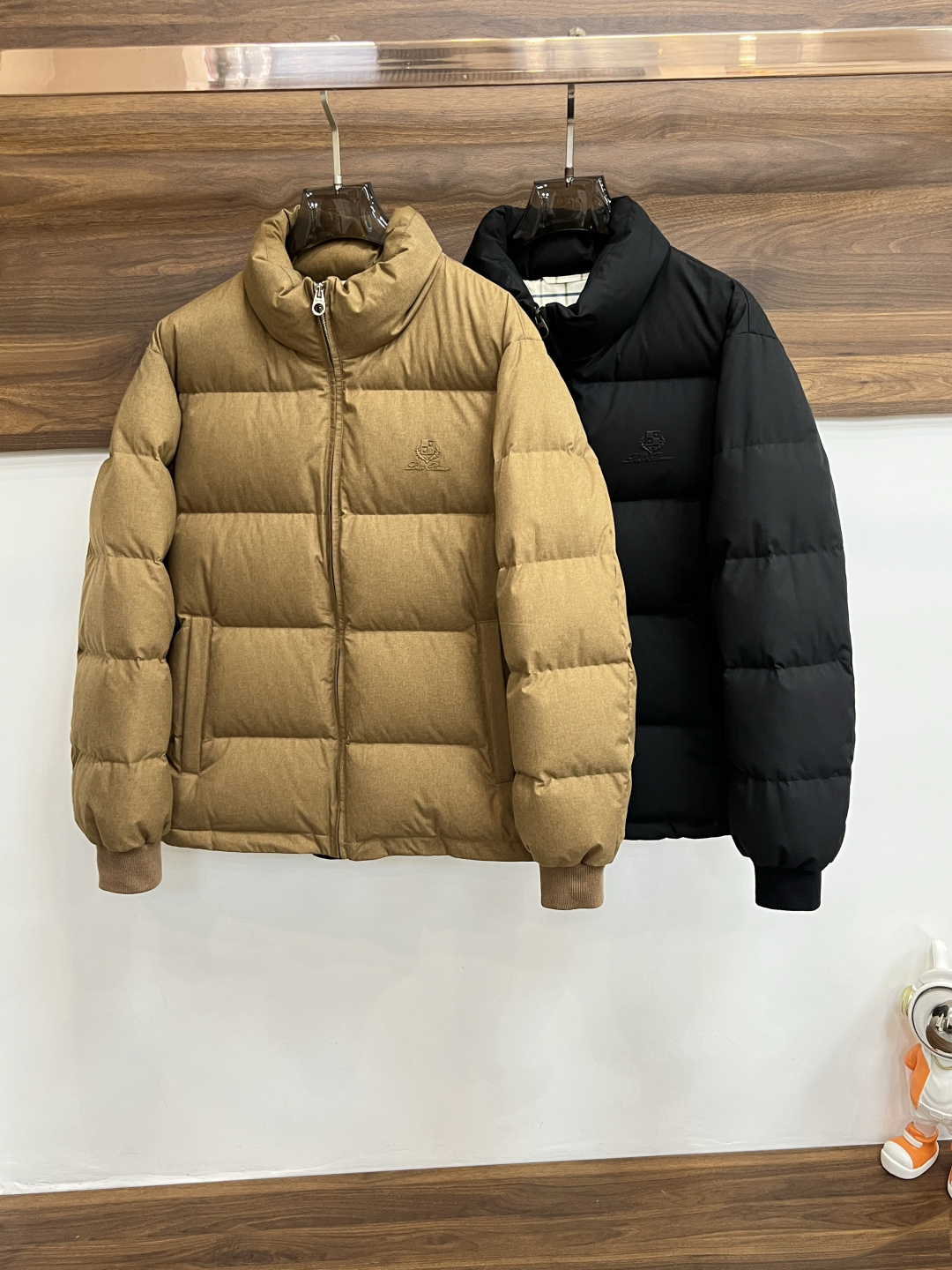 NO:512796,The latest fashion designer down jacket LP is the latest style of the fashion designer down jacket, LP stand-alone down jacket, classic chest logo, 90# white goose down filling, details everywhere show the craftsmanship, sufficient high-level structural tailoring design changes to show the diverse image changes of men, slim and neat, tailoring, meeting the popular multi-layered outfits and versatile life styles!  Color black khaki code number M-XXXL H new model first release, loro piana, jackets & coats, down jacket, alexander wang19860909主推羽绒 LP 最新款时尚设计师款羽绒外套LP立领羽绒服,胸口经典logo,90#白鹅绒填充,处处细节显工艺足够的高级结构性剪裁的设计改变来展现男士多样的形象变化,修身利落、剪裁合体,满足时下正流行的多层次穿搭,生活百搭款式！ 颜色黑色 卡其色 码数M-XXXL H新款首发,,loro piana,jackets & coats,down jacket,alexander wang,Men's clothing