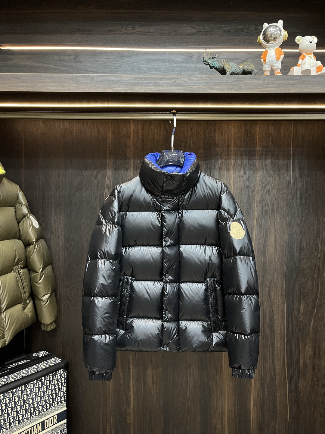 NO:547773,The latest fashion designer down jacket, 2025, is the latest fashion designer down jacket, covert collar down jacket, classic upper arm logo, 90# white goose down filling, details everywhere show the high-end structural tailoring design changes to show the diverse image changes of men, slim and neat, tailoring, meet the popular multi-layered outfits nowadays, and versatile styles of life!  Color black green digit 12345 H2025 new model first release, Moncler, jackets & coats, down jacket, alexander wang19860909主推羽绒Moncler 2025最新款时尚设计师款羽绒外套蒙口立领羽绒服,上臂经典logo,90#白鹅绒填充,处处细节显工艺足够的高级结构性剪裁的设计改变来展现男士多样的形象变化,修身利落、剪裁合体,满足时下正流行的多层次穿搭,生活百搭款式！ 颜色黑色 绿色 码数12345 H2025新款首发,,Moncler,jackets & coats,down jacket,alexander wang,Men's clothing