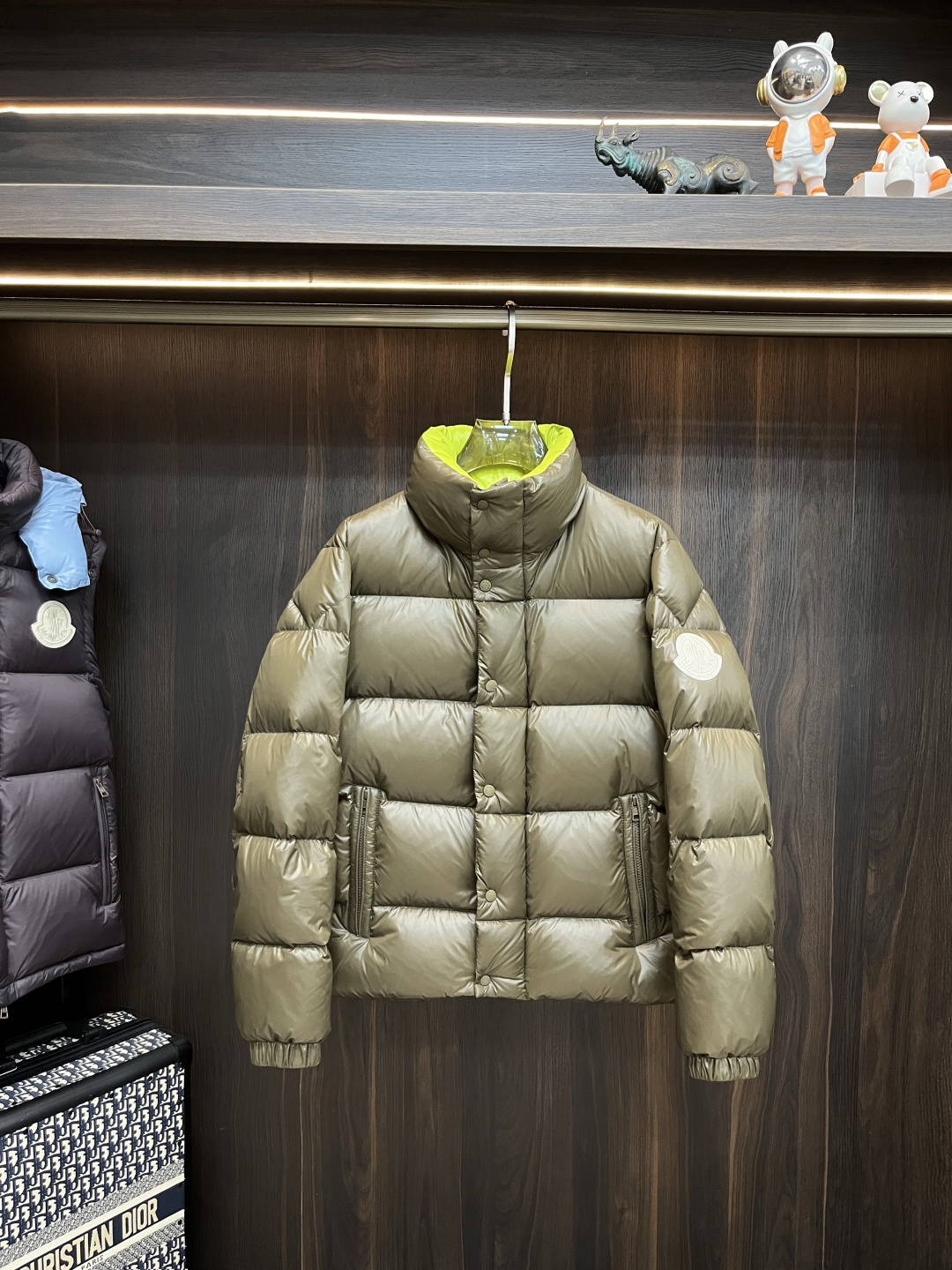 NO:565341,The main recommendation is the down Moncler 2025 latest fashion designer style down jacket with a mouth and stand collar down jacket, classic logo on the upper arm, 90# white goose down filling, every detail shows craftsmanship, and enough advanced structural tailoring design changes to show men's diverse image changes. It is slim and neat, and tailored to meet the current popular multi-layered outfits and versatile styles for life!  Color black green code number 12345 H2025 new model first release,,Moncler,jackets & coats,down jacket,alexander wang19860909主推羽绒 Moncler 2025最新款时尚设计师款羽绒外套蒙口立领羽绒服,上臂经典logo,90#白鹅绒填充,处处细节显工艺足够的高级结构性剪裁的设计改变来展现男士多样的形象变化,修身利落、剪裁合体,满足时下正流行的多层次穿搭,生活百搭款式！ 颜色黑色 绿色 码数12345 H2025新款首发,,Moncler,jackets & coats,down jacket,alexander wang,Men's clothing