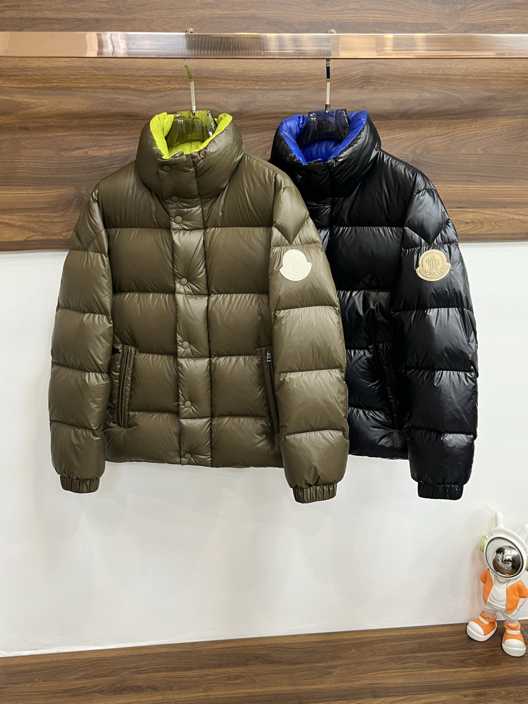 NO:512798,The latest fashion designer down jacket, the main 2025, is a down jacket, the classic logo of the upper arm, 90# white goose down, the details show the craftsmanship and the design changes of high-end structural tailoring to show the diverse image changes of men, slim and neat, tailoring, meet the popular multi-layered outfits nowadays, and the versatile style of life!  Color black green digit 12345 H2025 new model first release, Moncler, jackets & coats, down jacket, alexander wang19860909主推羽绒 Moncler 2025最新款时尚设计师款羽绒外套蒙口立领羽绒服,上臂经典logo,90#白鹅绒填充,处处细节显工艺足够的高级结构性剪裁的设计改变来展现男士多样的形象变化,修身利落、剪裁合体,满足时下正流行的多层次穿搭,生活百搭款式！ 颜色黑色 绿色 码数12345 H2025新款首发,,Moncler,jackets & coats,down jacket,alexander wang,Men's clothing