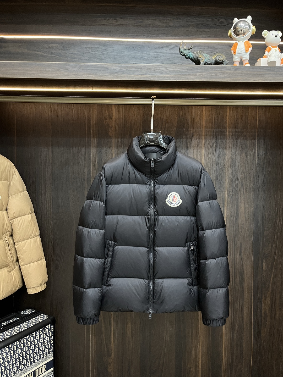 NO:547770,The latest fashion designer down jacket, the 2025 2025, is a popular down jacket with a classic logo on the chest, 90# white goose down filling, the details show the high-end structural tailoring design changes to show the diverse image changes of men, slim and neat, tailoring, meet the popular multi-layered outfits nowadays, and the versatile style of life!  Color black, brown, sky blue, white, digit 12345, new H2025 model first release, Moncler, jackets & coats, down jacket, alexander wang19860909主推羽绒 Moncler 2025最新款时尚设计师款羽绒外套蒙口立领羽绒服,胸口经典logo爆款羽绒服,90#白鹅绒填充,处处细节显工艺足够的高级结构性剪裁的设计改变来展现男士多样的形象变化,修身利落、剪裁合体,满足时下正流行的多层次穿搭,生活百搭款式！ 颜色黑色 咖色 天蓝 白色 码数12345 H2025新款首发,,Moncler,jackets & coats,down jacket,alexander wang,Men's clothing