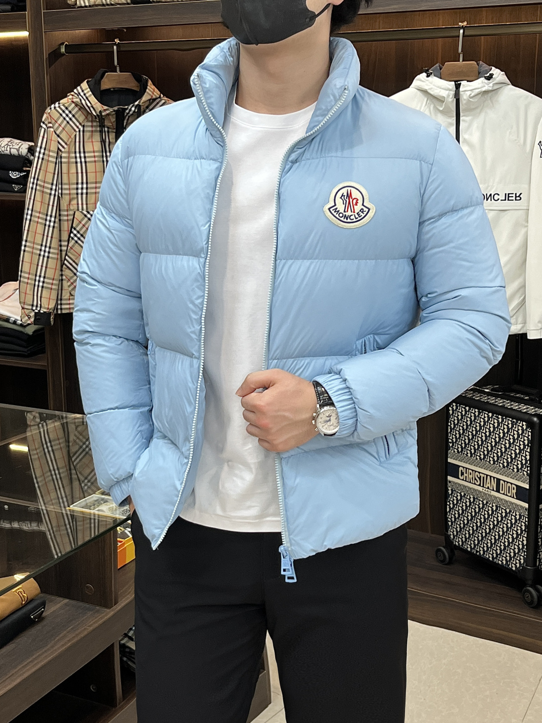 NO:511876,The latest fashion designer down jacket, the 2025 2025, is a popular down jacket with a classic logo on the chest, 90# white goose down filling, the details show the high-end structural tailoring design changes to show the diverse image changes of men, slim and neat, tailoring, meet the popular multi-layered outfits nowadays, and the versatile style of life!  Color black, brown, sky blue, white, digit 12345, new H2025 model first release, Moncler, jackets & coats, down jacket, alexander wang19860909主推羽绒 Moncler 2025最新款时尚设计师款羽绒外套蒙口立领羽绒服,胸口经典logo爆款羽绒服,90#白鹅绒填充,处处细节显工艺足够的高级结构性剪裁的设计改变来展现男士多样的形象变化,修身利落、剪裁合体,满足时下正流行的多层次穿搭,生活百搭款式！ 颜色黑色 咖色 天蓝 白色 码数12345 H2025新款首发,,Moncler,jackets & coats,down jacket,alexander wang,Men's clothing