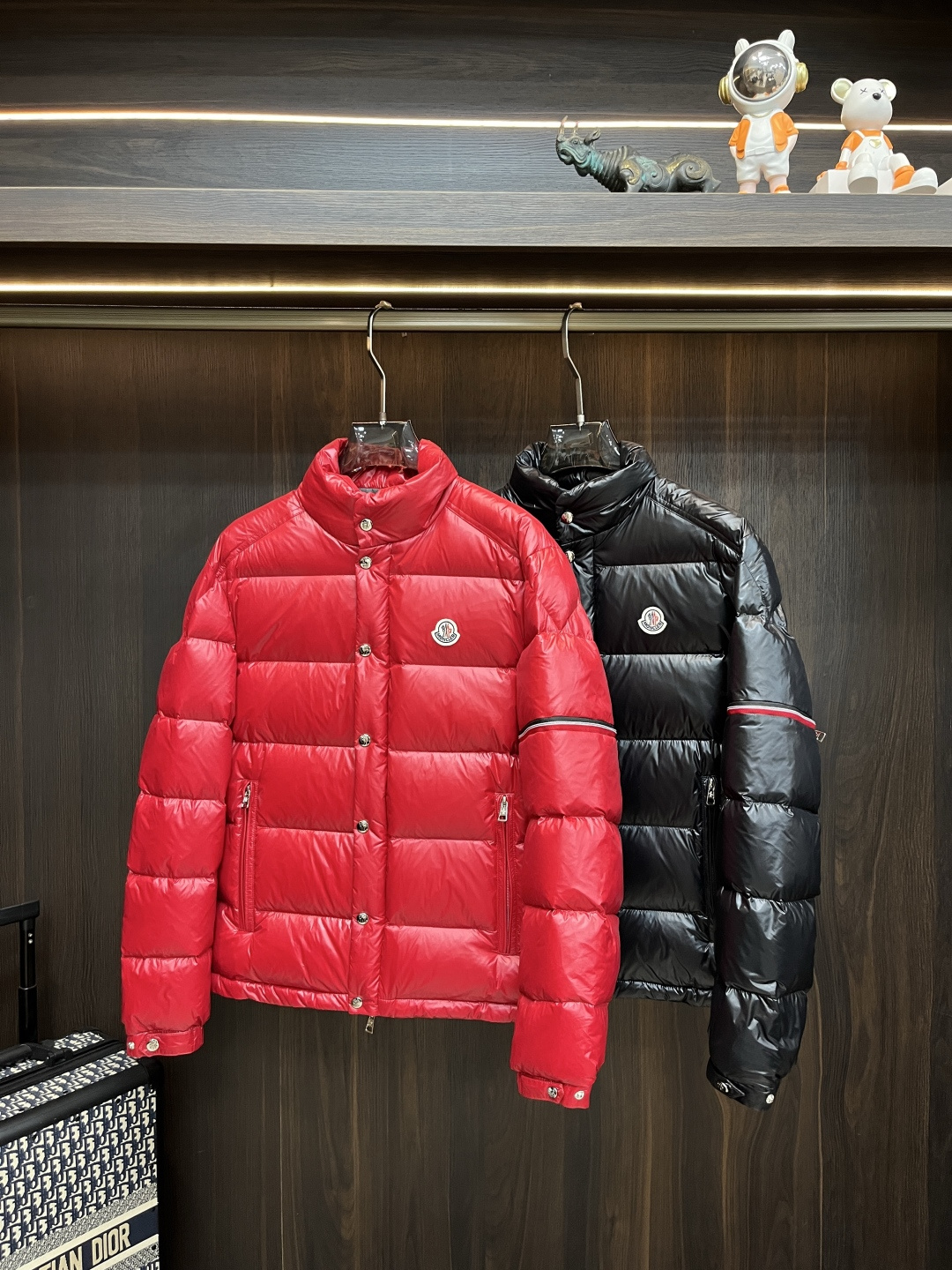 NO:549735,The latest fashion designer down jacket, the 2025 2025 2025 2025 2025 2020 down jacket, a classic logo on the chest, a classic black, red and white three-color webbing down jacket, a 90# ​​white goose down filling, details everywhere show the craftsmanship enough. The design changes of high-end structural tailoring are displayed to show the diverse image changes of men, slim and neat, and tailoring is integrated to meet the popular multi-layered outfits nowadays, and the versatile style of life!  Color black red code 12345 new H2025 new model first release, Moncler, jackets & coats, down jacket, alexander wang19860909主推羽绒 Moncler 2025最新款时尚设计师款羽绒外套蒙口立领羽绒服,胸口经典logo爆款羽绒服,上臂经典黑红白三色织带爆款羽绒服,90#白鹅绒填充,处处细节显工艺足够的高级结构性剪裁的设计改变来展现男士多样的形象变化,修身利落、剪裁合体,满足时下正流行的多层次穿搭,生活百搭款式！ 颜色黑色 红色 码数12345 H2025新款首发,,Moncler,jackets & coats,down jacket,alexander wang,Men's clothing