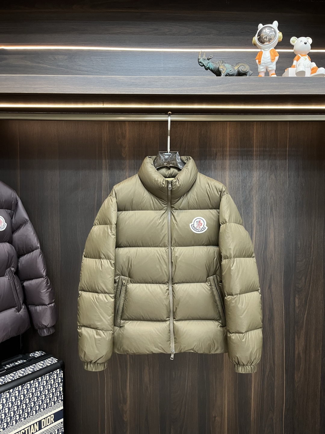 NO:692229,Exchange after the year!  The main recommendation is the down Moncler 2025 latest fashion designer style down jacket with a hooded collar and classic logo on the chest. The down jacket is filled with 90# white goose down. Every detail shows the craftsmanship. The design changes of the advanced structural tailoring are enough to show the diverse image changes of men. The slim fit and tailored fit meet the current popular multi-layered outfits and are versatile styles for life!  Color black burgundy green code number 12345 H2025 new model debut, Moncler, jackets & coats, down jacket,19860909年后退换！ 主推羽绒 Moncler 2025最新款时尚设计师款羽绒外套蒙口立领羽绒服,胸口经典logo爆款羽绒服,90#白鹅绒填充,处处细节显工艺足够的高级结构性剪裁的设计改变来展现男士多样的形象变化,修身利落、剪裁合体,满足时下正流行的多层次穿搭,生活百搭款式！ 颜色黑色 酒红 绿色 码数12345 H2025新款首发,,Moncler,jackets & coats,down jacket,,Men's clothing