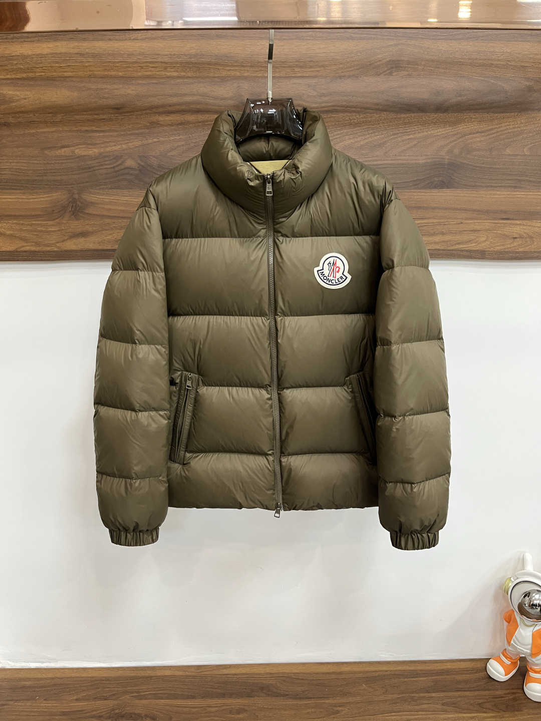 NO:521026,The latest fashion designer down jacket, the latest style of down jacket, the classic logo of the chest, the 90# white goose down jacket, the detailed craftsmanship is sufficiently high-level structural tailoring design changes to show the diverse image changes of men, slim and neat, tailoring, meet the popular multi-layered outfits nowadays, and the versatile style of life!  Color black burgundy green digit 12345 new model first release, Moncler, jackets & coats, down jacket, alexander wang19860909主推羽绒 Moncler 最新款时尚设计师款羽绒外套蒙口立领羽绒服,胸口经典logo爆款羽绒服,90#白鹅绒填充,处处细节显工艺足够的高级结构性剪裁的设计改变来展现男士多样的形象变化,修身利落、剪裁合体,满足时下正流行的多层次穿搭,生活百搭款式！ 颜色黑色 酒红 绿色 码数12345 H新款首发,,Moncler,jackets & coats,down jacket,alexander wang,Men's clothing