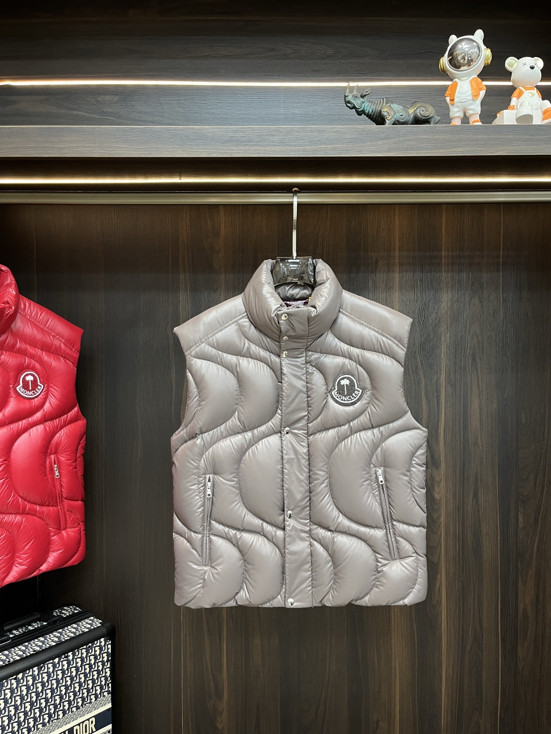 NO:549739,The main recommendation is the down Moncler 2025 latest fashion designer style down jacket with a hooded collar and waistcoat.  Color black red coffee code number 12345 H2025 new model first release, Moncler, jackets & coats, down jacket, alexander wang19860909主推羽绒 Moncler 2025最新款时尚设计师款羽绒外套蒙口立领马甲羽绒服,水波纹羽绒马甲,胸口经典logo,90#白鹅绒填充,处处细节显工艺足够的高级结构性剪裁的设计改变来展现男士多样的形象变化,修身利落、剪裁合体,满足时下正流行的多层次穿搭,生活百搭款式！ 颜色黑色 红色 咖色 码数12345 H2025新款首发,,Moncler,jackets & coats,down jacket,alexander wang,Men's clothing