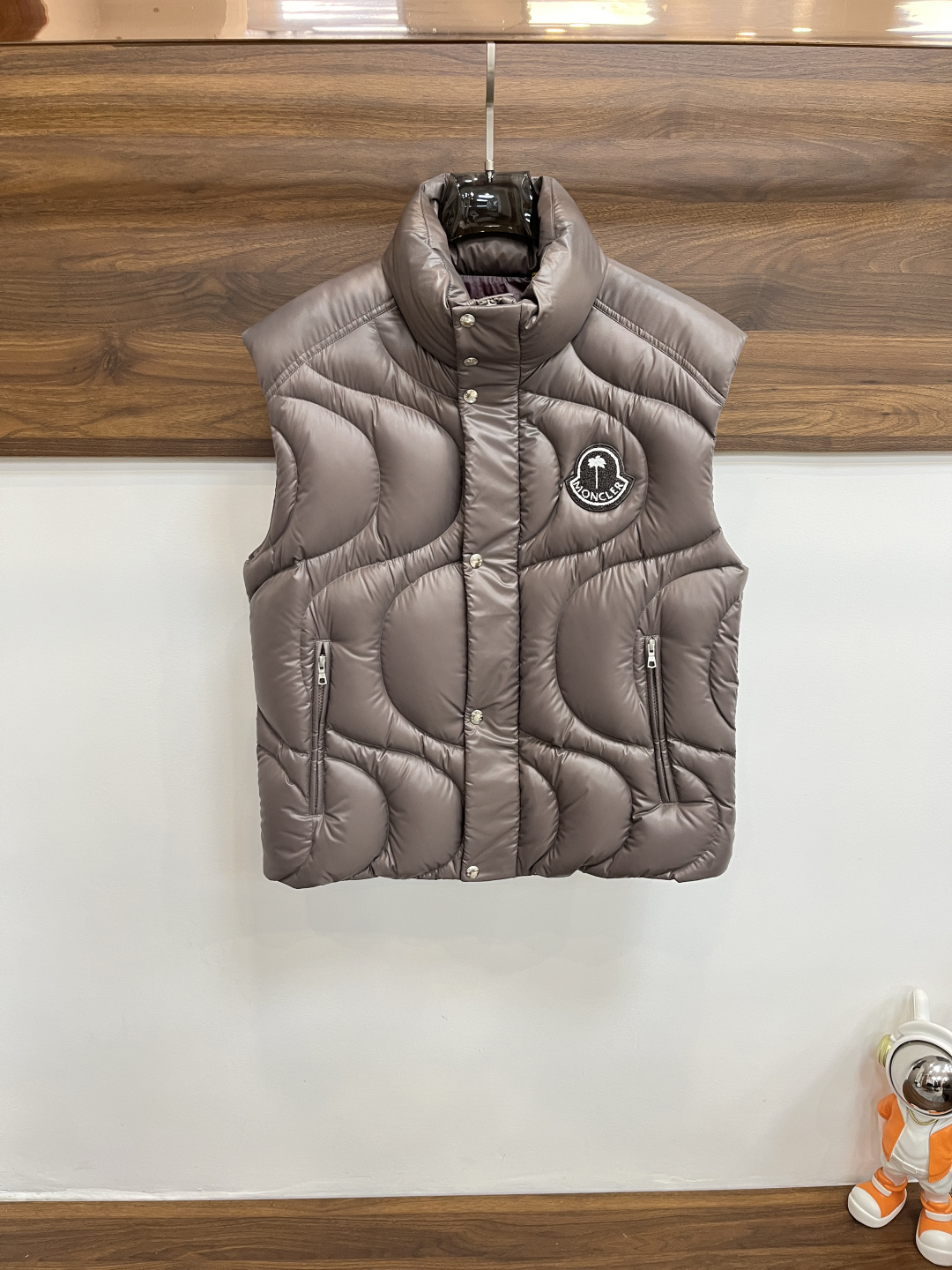 NO:521029,The latest fashion designer down jacket, the latest style of the fashion designer down jacket, the cross-mouth stand-alone vest, the water-ripped down vest, the classic logo on the chest, the 90# white goose down filling, the details show the craftsmanship and the design changes of the high-end structural tailoring to show the diverse image changes of men, the slim and neat, the tailoring is integrated, and the current popular multi-layered outfits are versatile and lifestyles!  Color black red brown color number 12345 H new model first release, Moncler, jackets & coats, down jacket, alexander wang19860909主推羽绒 Moncler 最新款时尚设计师款羽绒外套蒙口立领马甲羽绒服,水波纹羽绒马甲,胸口经典logo,90#白鹅绒填充,处处细节显工艺足够的高级结构性剪裁的设计改变来展现男士多样的形象变化,修身利落、剪裁合体,满足时下正流行的多层次穿搭,生活百搭款式！ 颜色黑色 红色 咖色 码数12345 H新款首发,,Moncler,jackets & coats,down jacket,alexander wang,Men's clothing