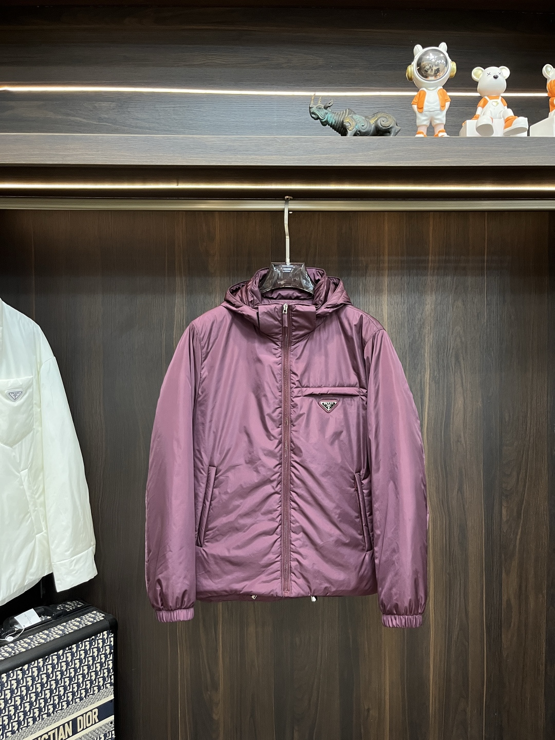 NO:549744,The hot down Prada 2025 autumn and winter new Prada hooded down jacket, the hat can be removable and popular down jacket is made of shiny nylon fabric, the classic printed design logo on the chest, filled with comfortable goose velvet and goose feathers. It presents a loose style, European and American fashion big-brand down jacket, top original imported fabric, luxury big-brand purchasing agent, fashionable and trendy casual style, exquisite, elegant, intellectual and comfortable, the top luxury boutique that cannot be missed!  Size M-XXXL H2025 new model first release, prada, prada, jackets & coats, down jacket, hats, alexander wang19860909爆款羽绒 Prada 2025秋冬新款普拉达新款连帽设计羽绒外套,帽可拆爆款羽绒服选用亮泽尼龙面料打造,胸前经典印花设计logo,充盈填充舒适的鹅绒和鹅毛.呈现宽松版型,欧美时尚大牌羽绒外套,顶级原版进口面料,奢侈大牌代购,时尚潮流休闲版型,精致优雅知性舒适,不可错过的顶奢精品！ 尺码M-XXXL H2025新款首发,,prada,prada,jackets & coats,down jacket,hats,alexander wang,Men's clothing