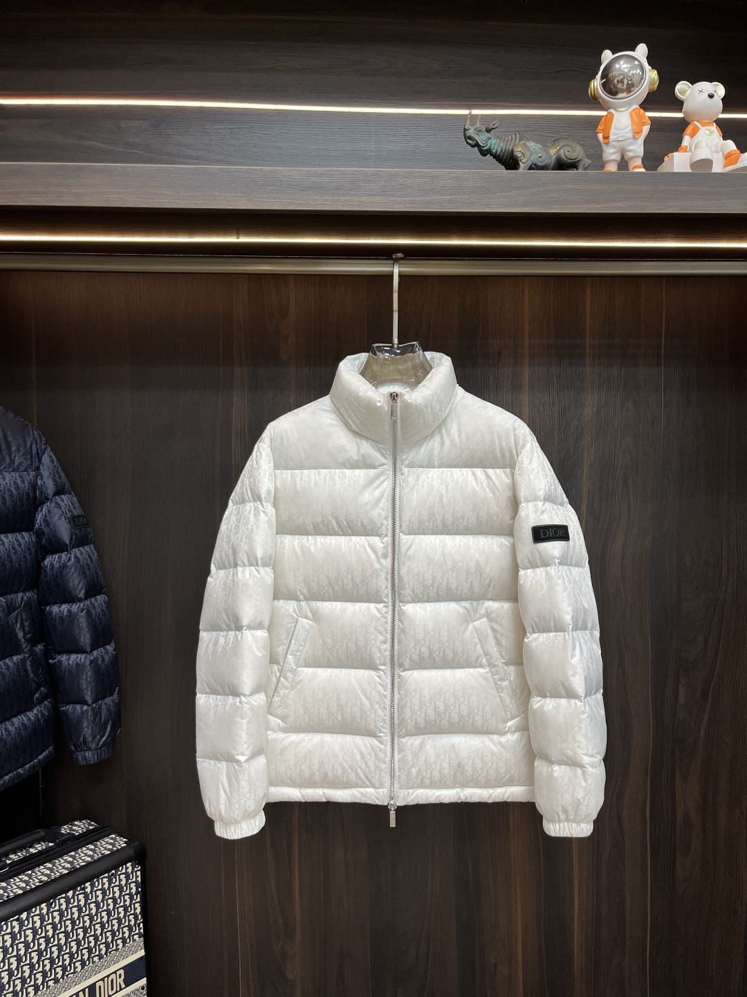 NO:549749,The latest fashion designer down jacket Dior 2025 is a 2025 model. The classic jacquard down jacket, 90# white duck down filling, the details show the high-level structural tailoring design changes to show the diverse image changes of men, slim and neat, tailoring, meet the popular multi-layered outfits nowadays, versatile styles of life. Color black, blue, white. Number M-XXXL H2025 new model first release, dior, dior, jackets & coats, down jacket, alexander wang19860909主推羽绒 Dior 2025最新款时尚设计师款羽绒外套迪奥立领羽绒服,提花经典爆款羽绒服,90#白鸭绒填充,处处细节显工艺足够的高级结构性剪裁的设计改变来展现男士多样的形象变化,修身利落、剪裁合体,满足时下正流行的多层次穿搭,生活百搭款式 颜色黑色 蓝色 白色 码数M-XXXL H2025新款首发,,dior,dior,jackets & coats,down jacket,alexander wang,Men's clothing